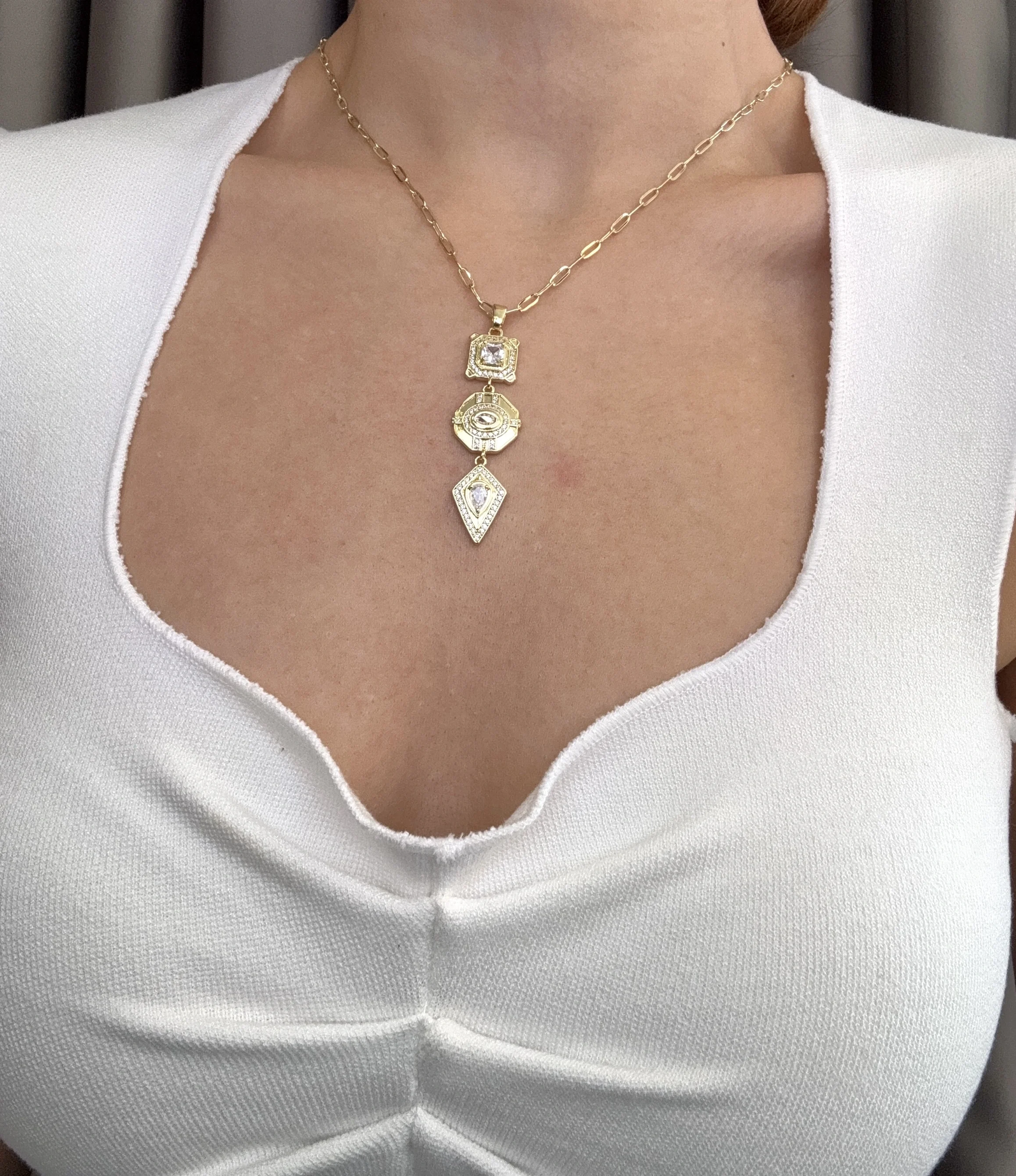 Taşlı 3 Simge Detaylı Kolye