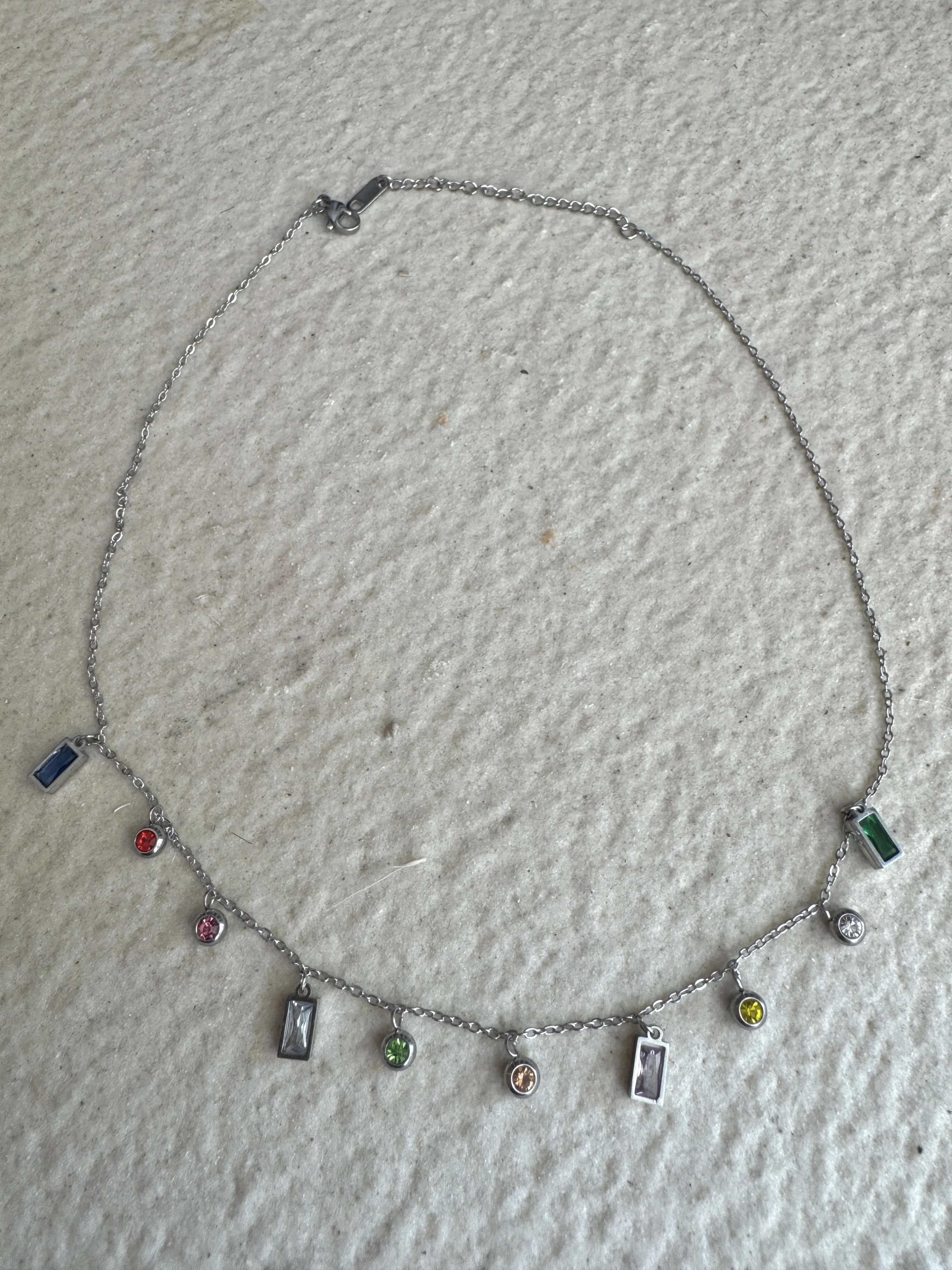 Renkli Taş Detaylı Kolye