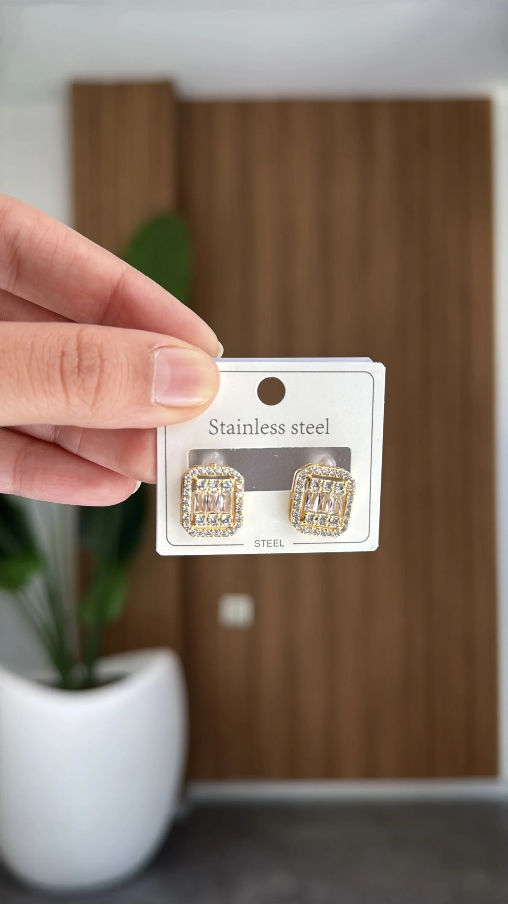 Kare Taşlı Şık Gold Küpe