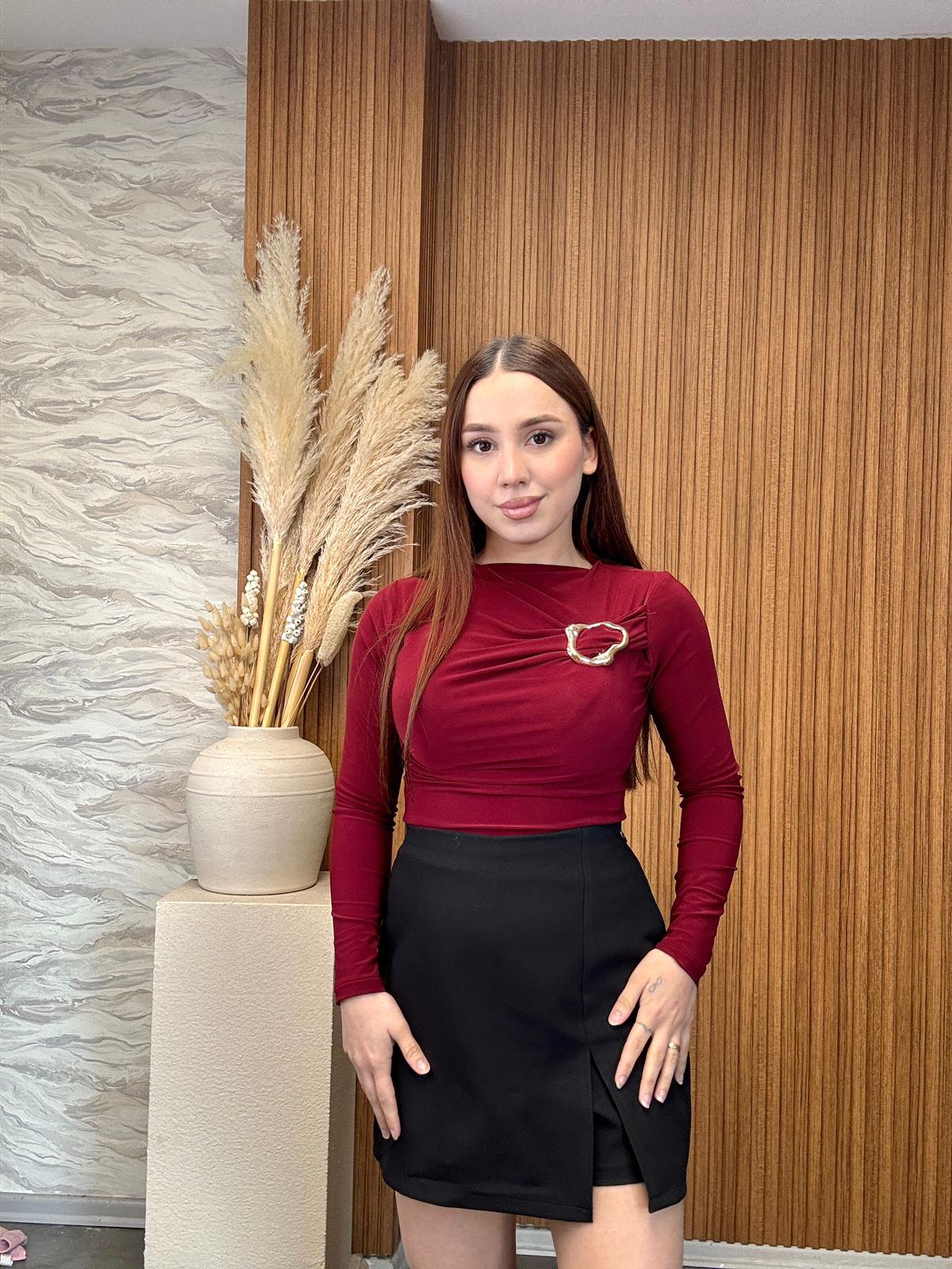  Göğüs Tokalı Sandy Bluz