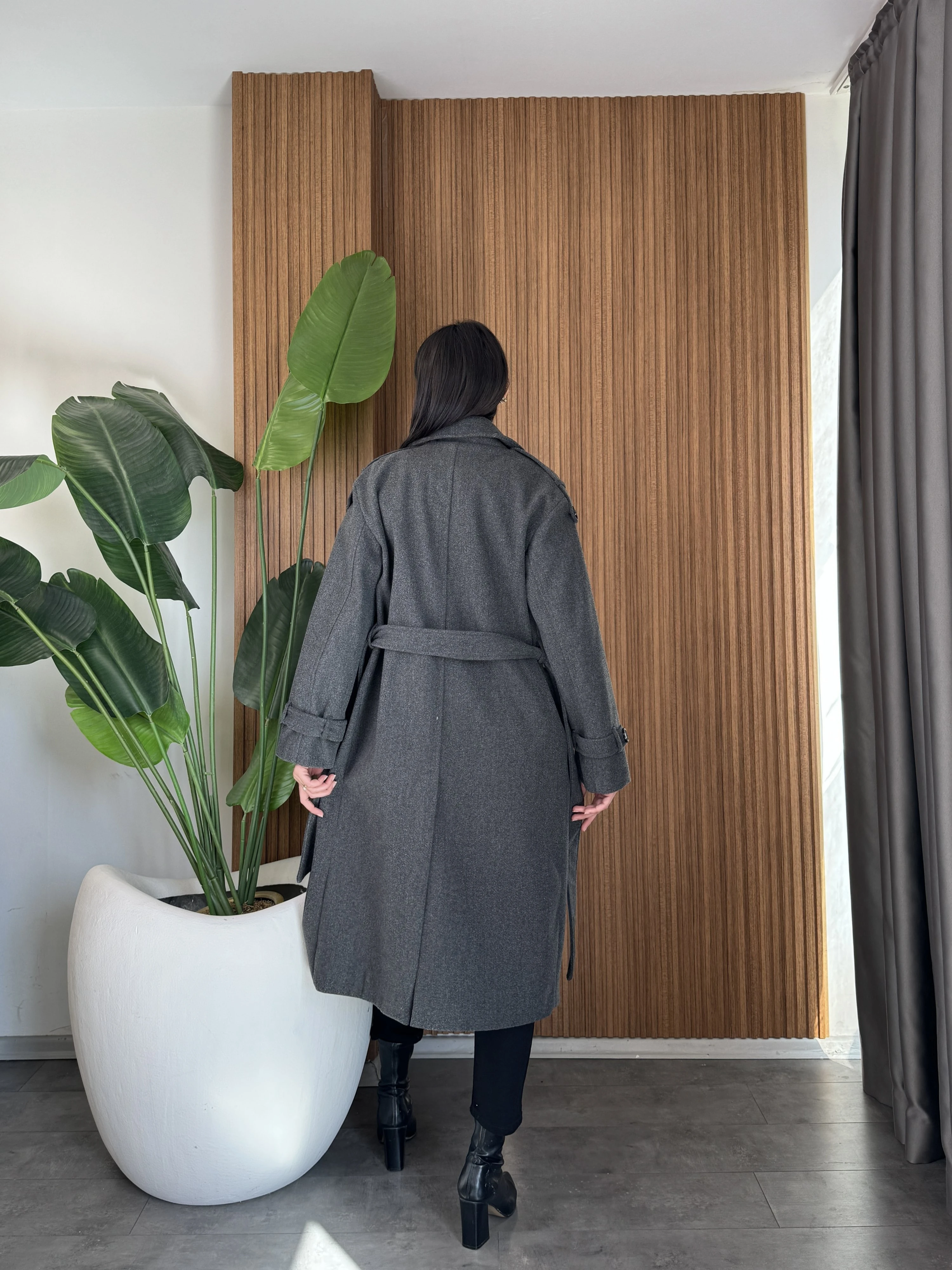 Düğme ve Kemerli Kaşe Kaban