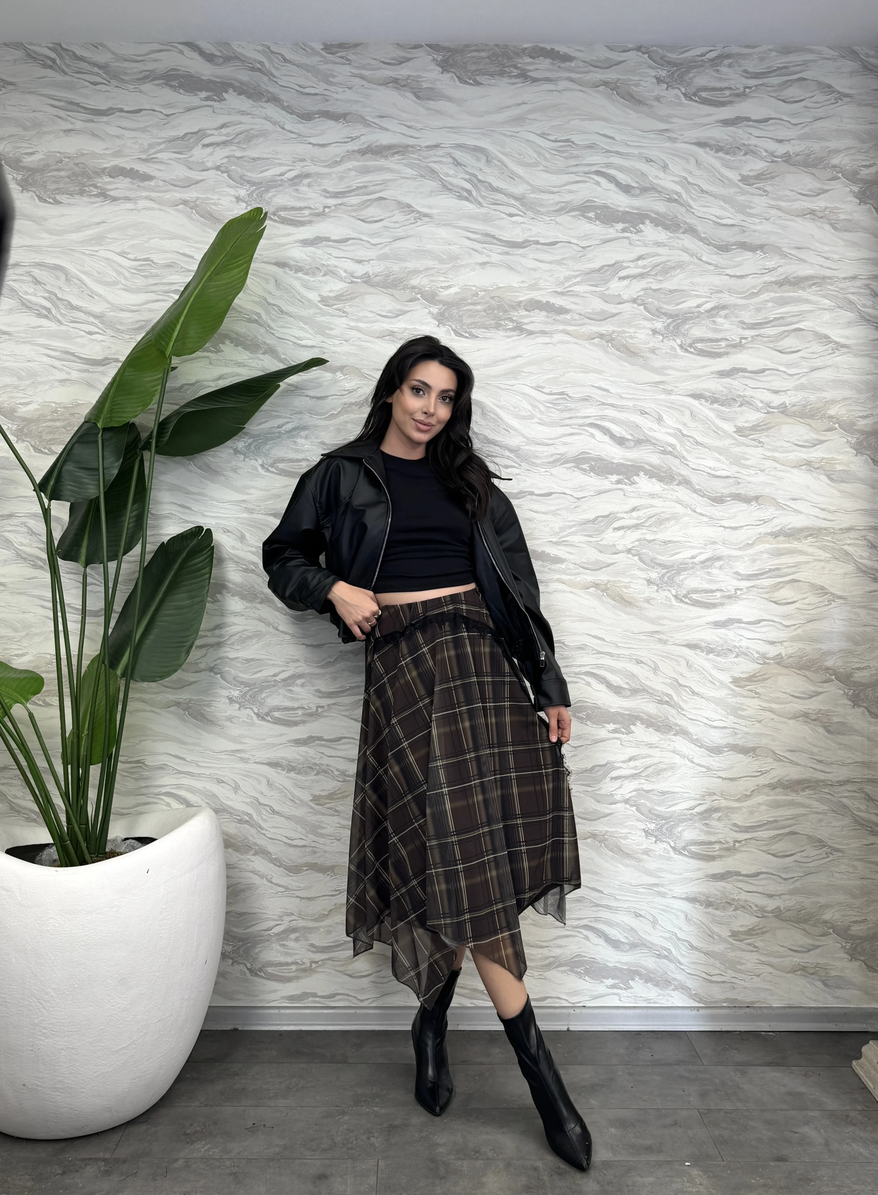 Dantel Detay Altı Asimetrik Uzun Etek