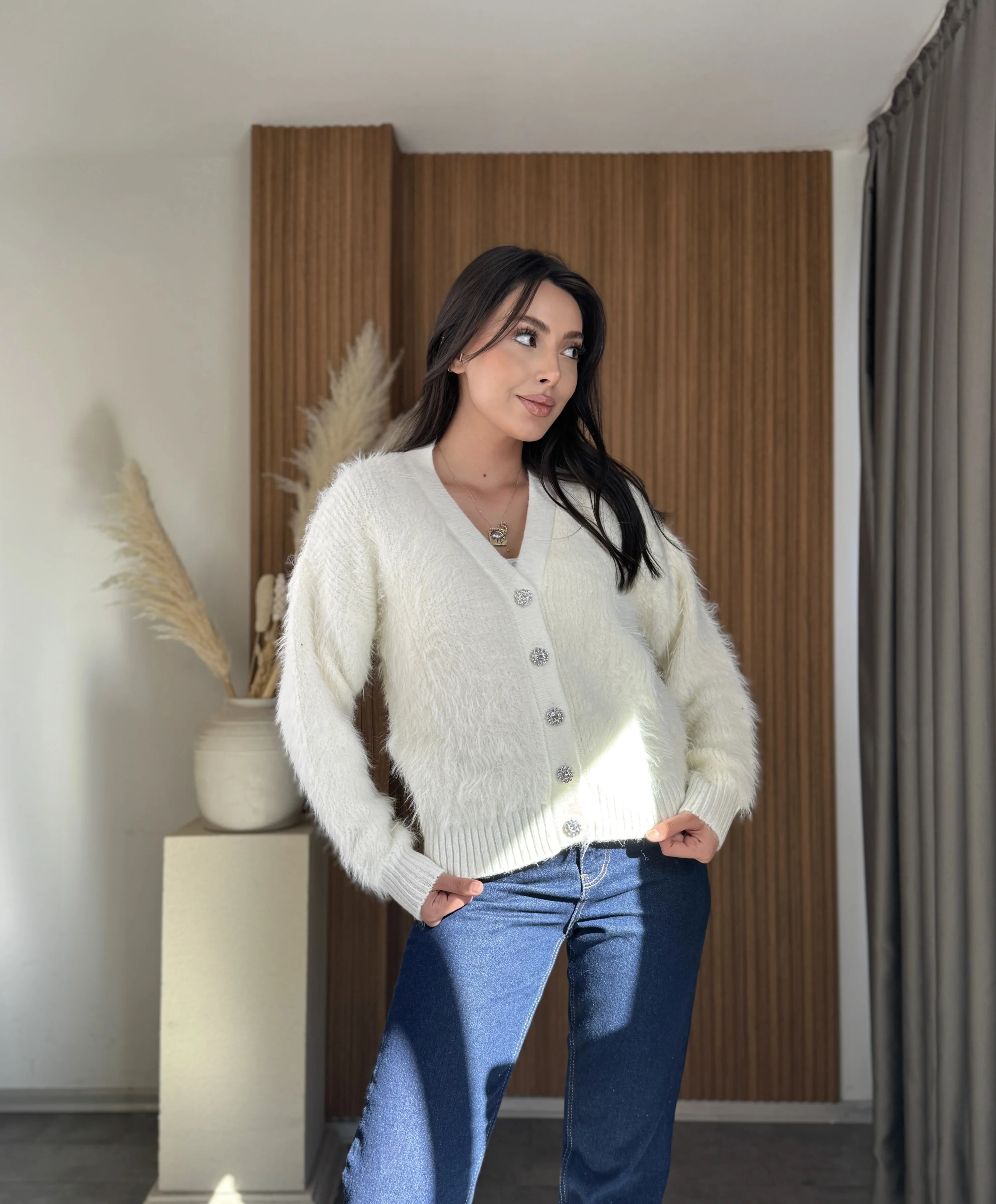 Taşlı Gümüş Çiçek Düğmeli Peluş Hırka