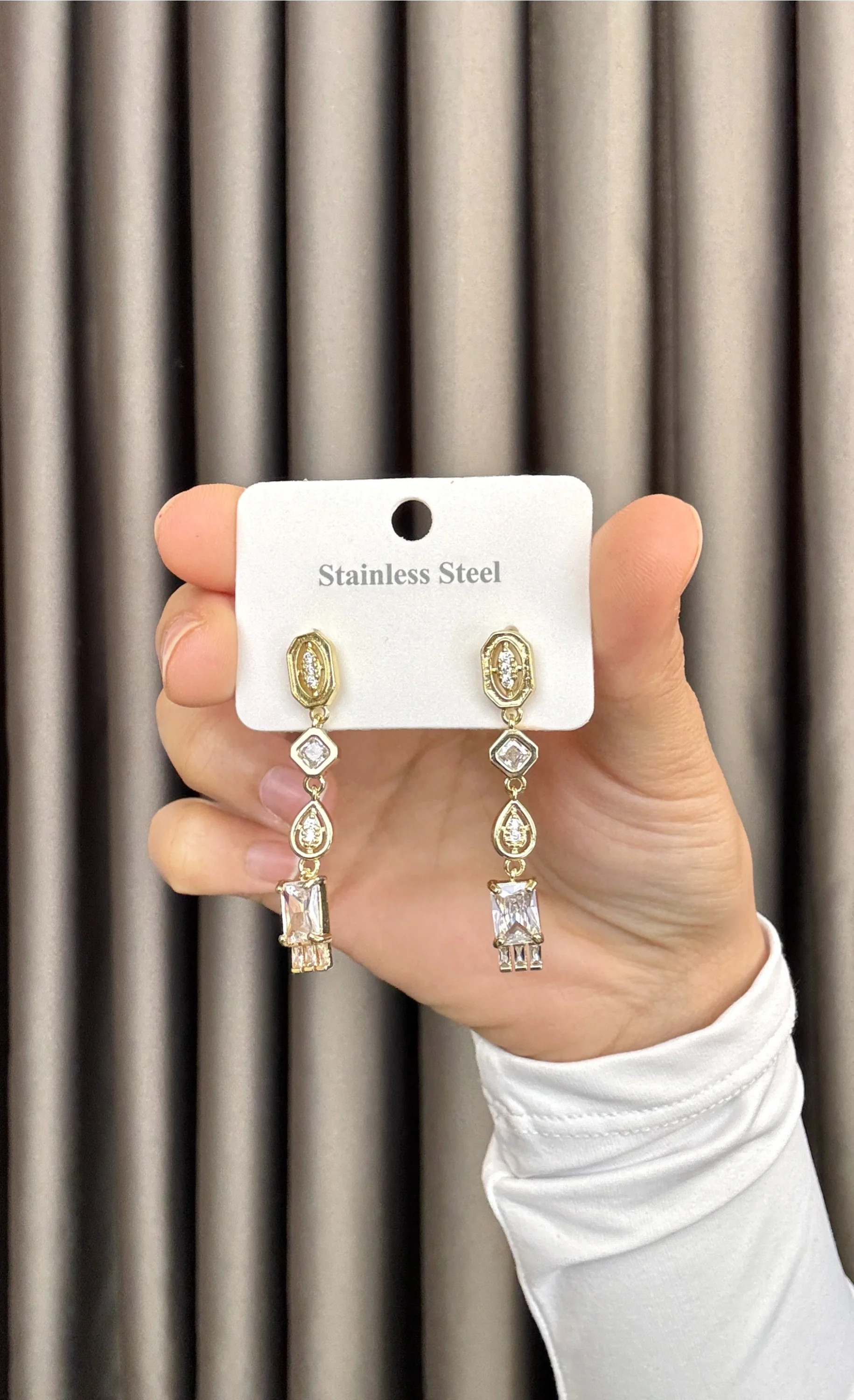 Taşlı Sallantılı Zarif  Küpe