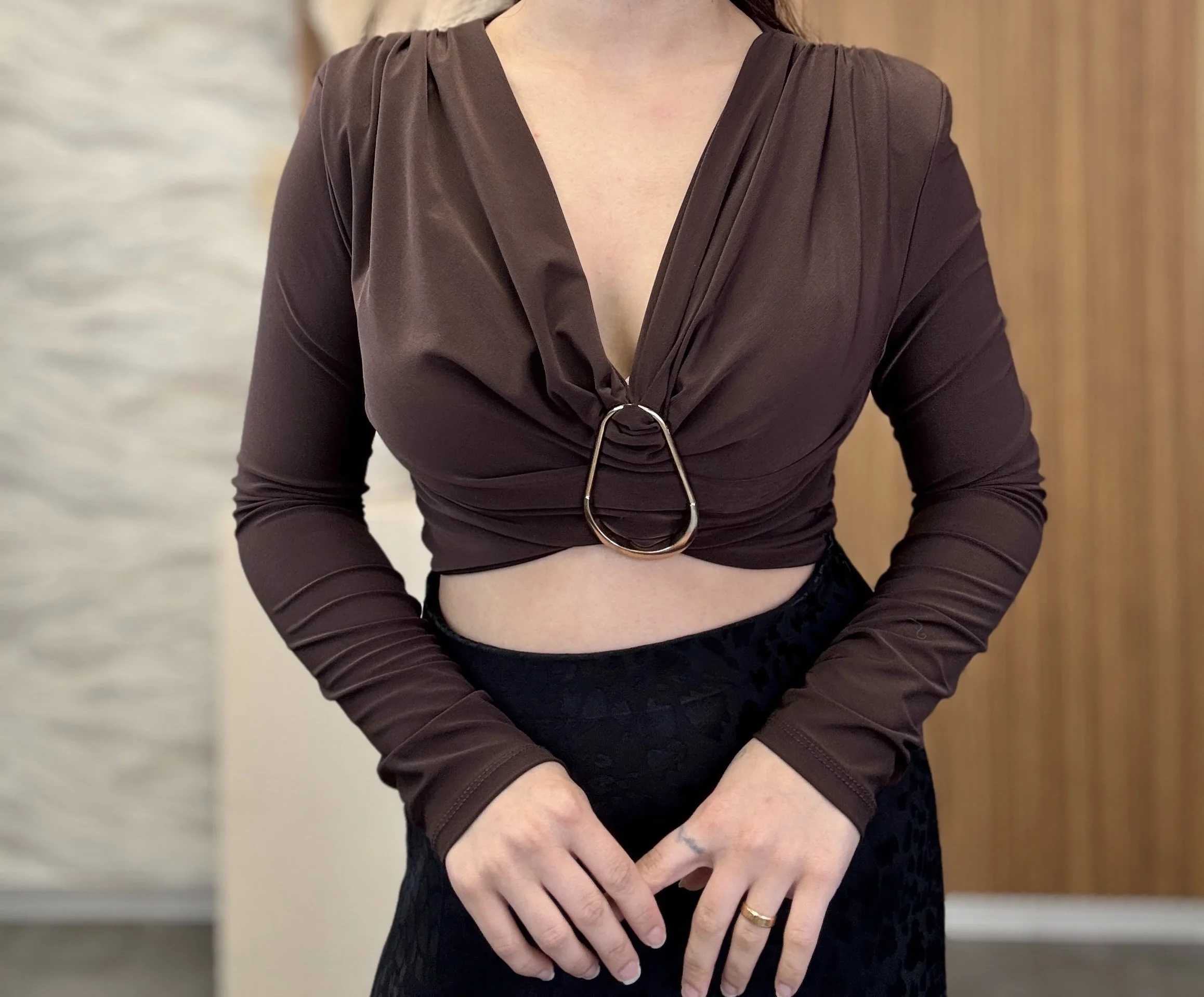 Derin V Yaka Tokalı Sandy Bluz