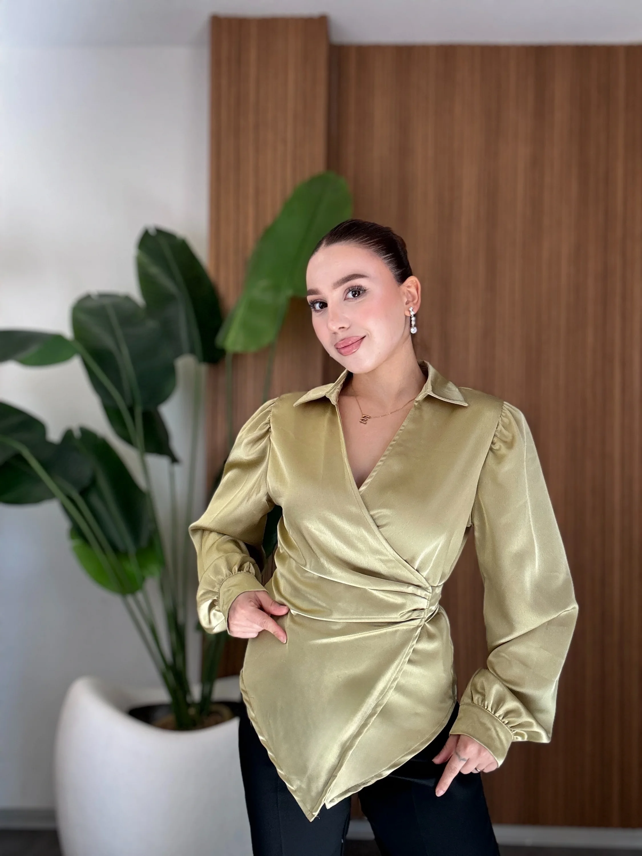 Bağlama Detaylı Saten Gömlek