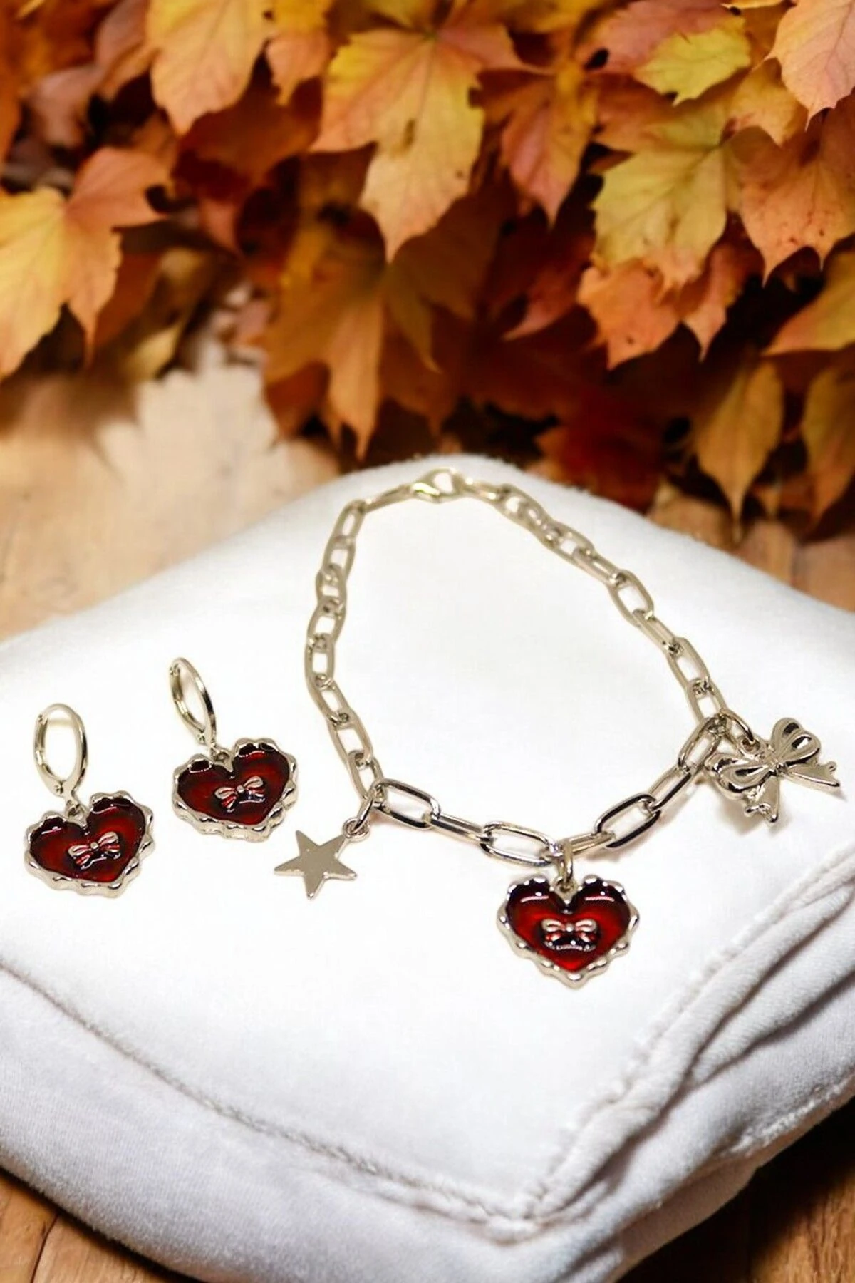 Kalpli Yıldızlı Kurdeleli Bileklik ve Kalpli Küpe Tasarımlı Gümüş Kaplamalı Bileklik Küpe Seti