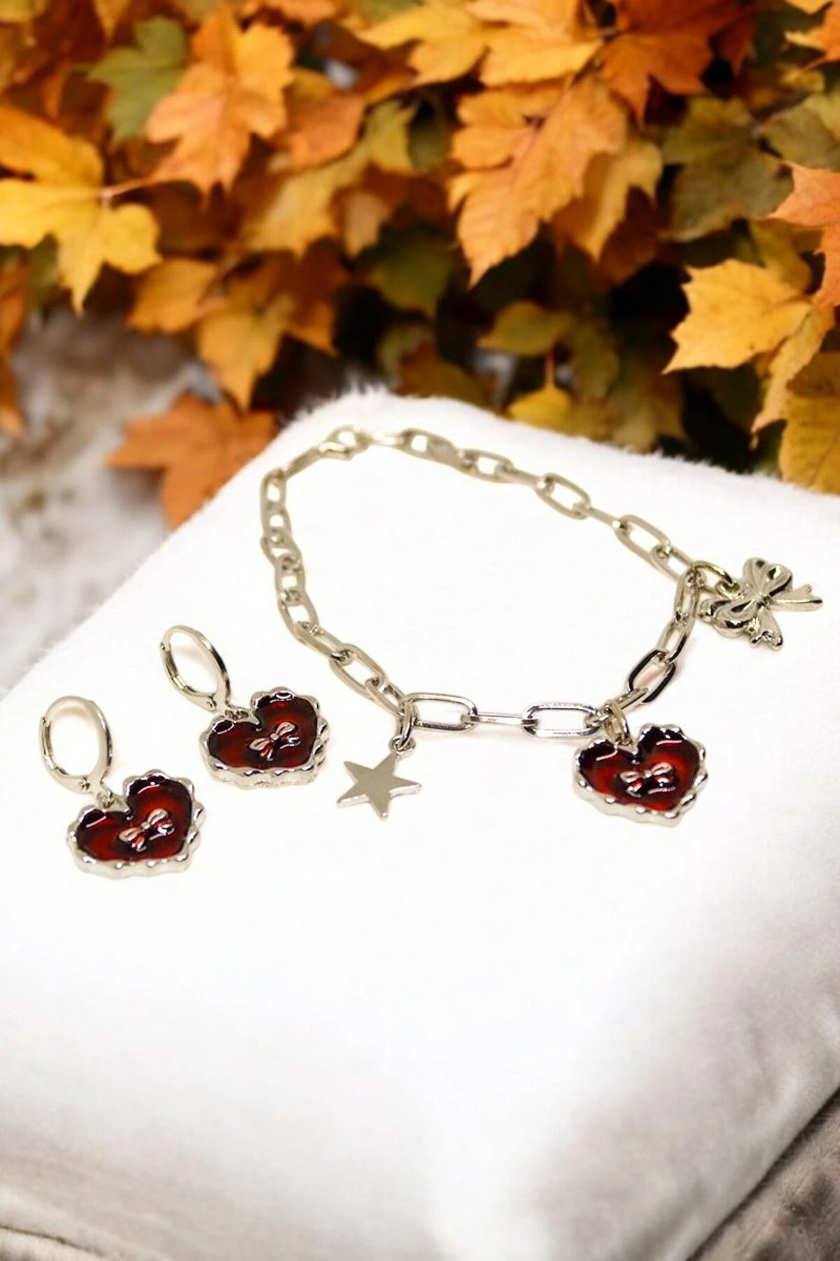 Kalpli Yıldızlı Kurdeleli Bileklik ve Kalpli Küpe Tasarımlı Gümüş Kaplamalı Bileklik Küpe Seti