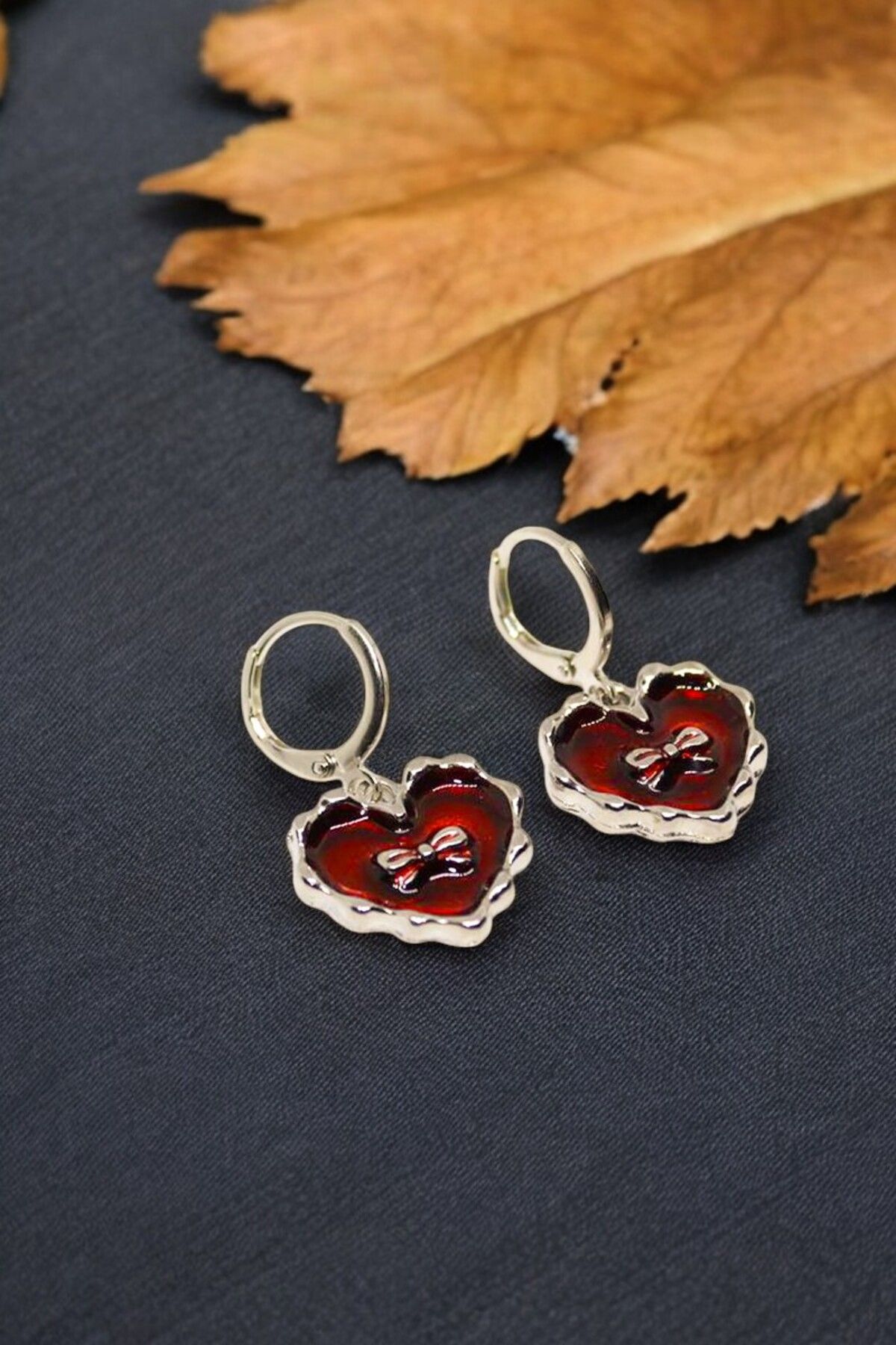 Kalpli Yıldızlı Kurdeleli Bileklik ve Kalpli Küpe Tasarımlı Gümüş Kaplamalı Bileklik Küpe Seti