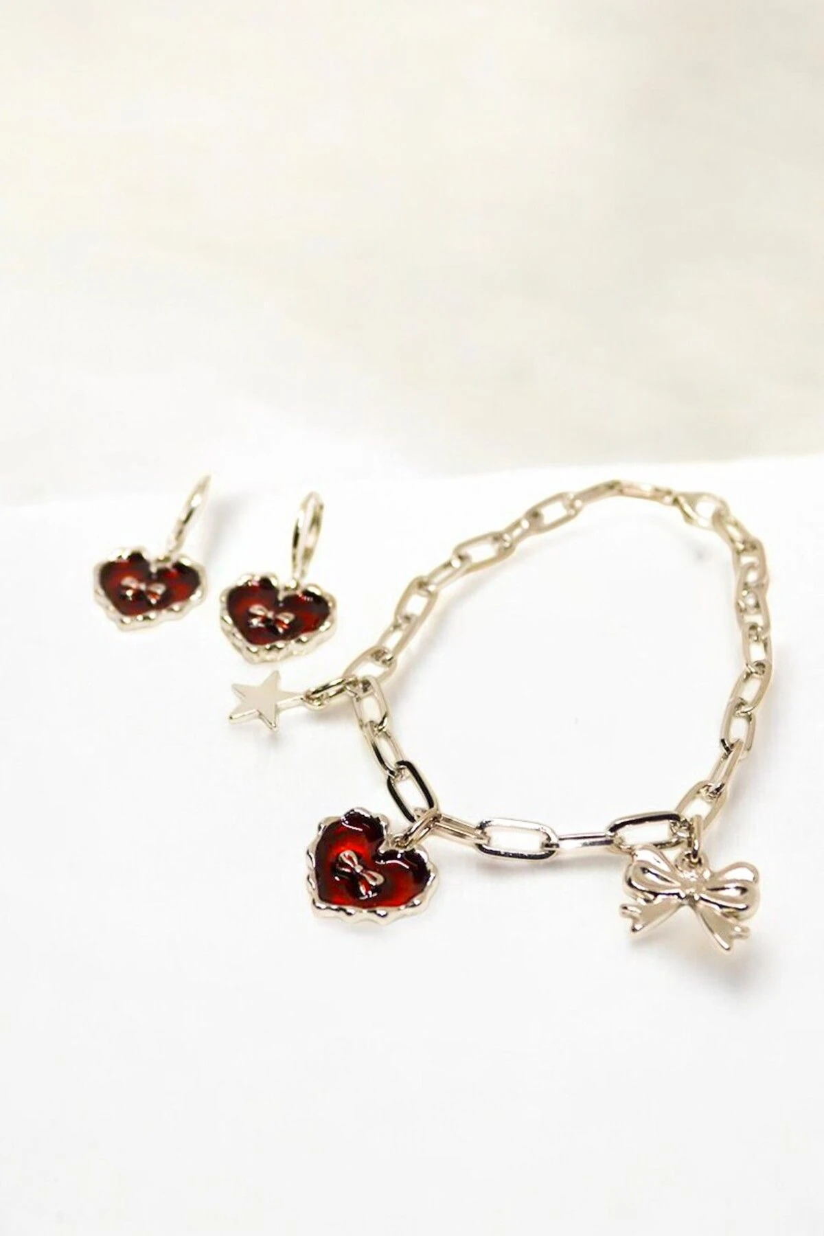 Kalpli Yıldızlı Kurdeleli Bileklik ve Kalpli Küpe Tasarımlı Gümüş Kaplamalı Bileklik Küpe Seti