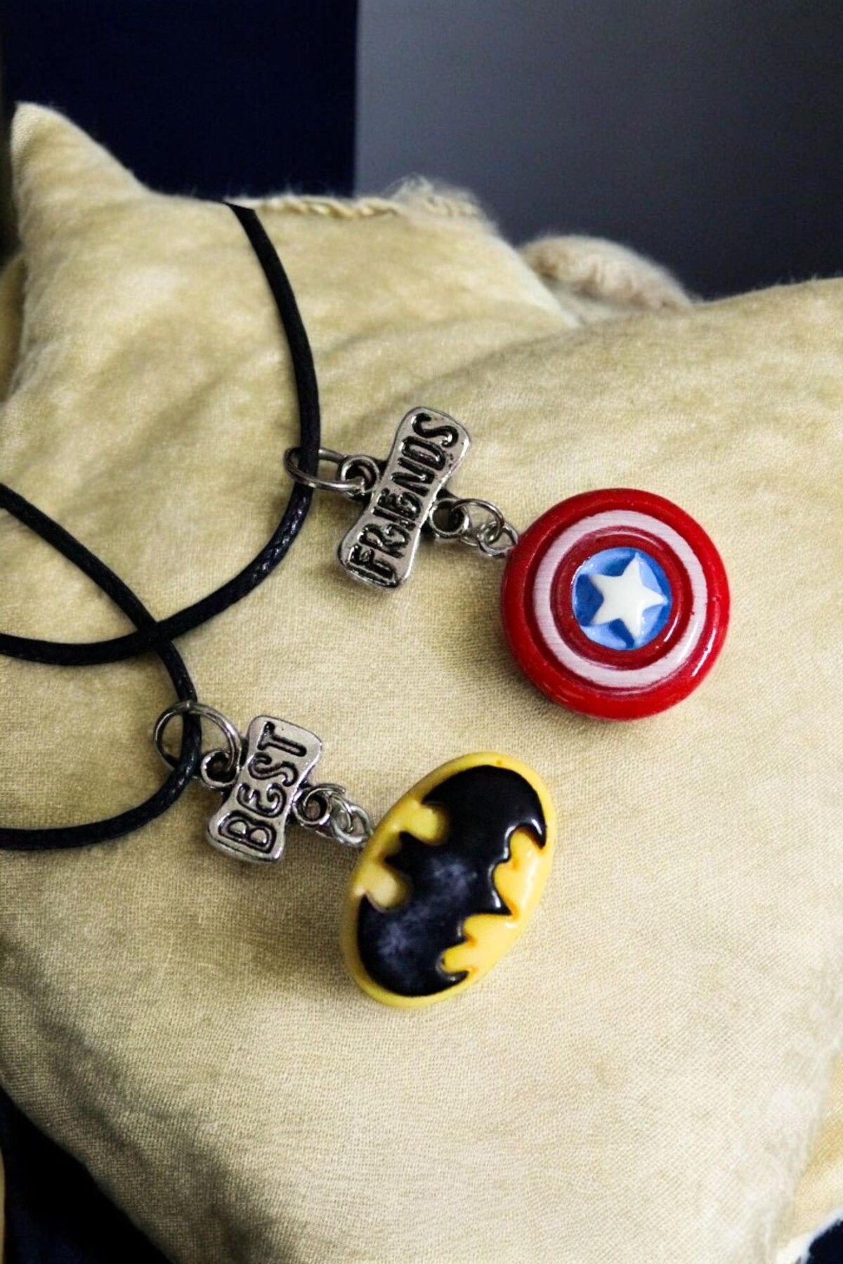 Batman ve Kaptan Amerika Tasarımlı Best Friends 2li Genç ve Çocuklar İçin Kolye