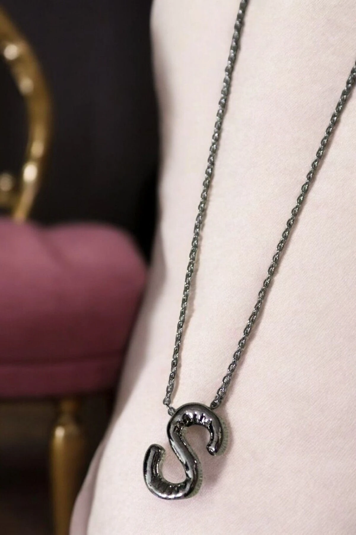 Harf Tasarımlı Sade Zincirli Harf Kolye Gümüş Renkli Harf Kolye