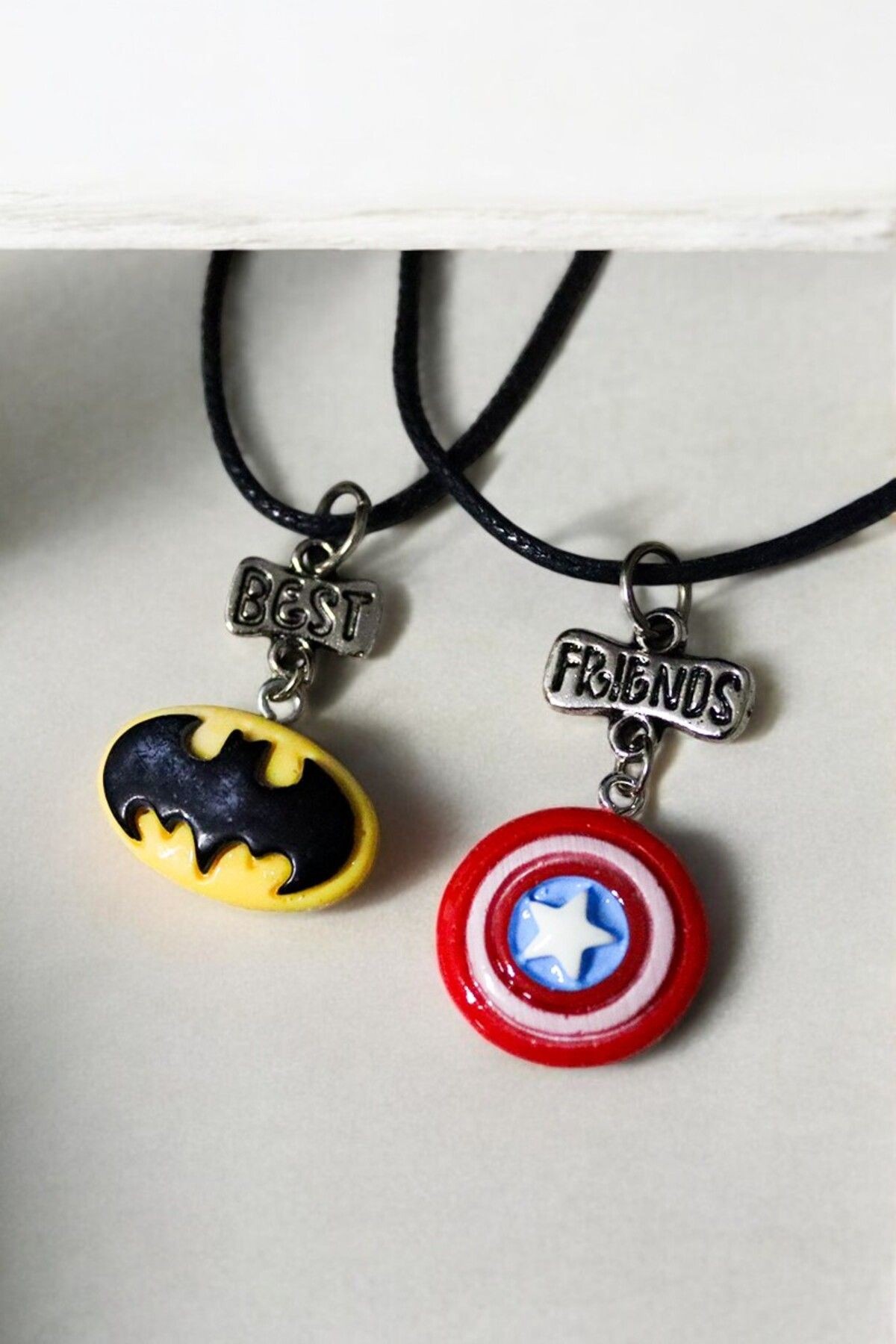 Batman ve Kaptan Amerika Tasarımlı Best Friends 2li Genç ve Çocuklar İçin Kolye