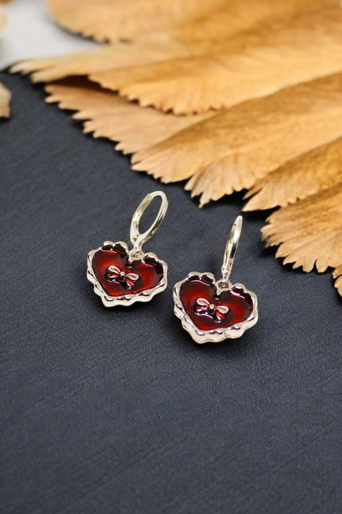 Kalpli Yıldızlı Kurdeleli Bileklik ve Kalpli Küpe Tasarımlı Gümüş Kaplamalı Bileklik Küpe Seti