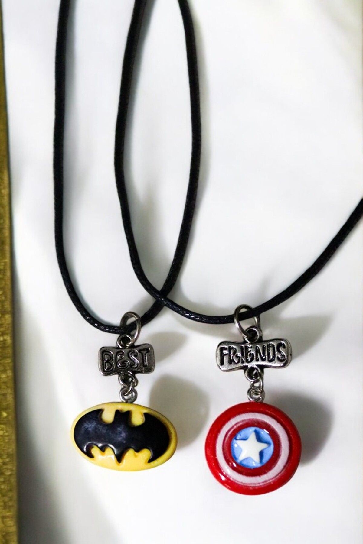 Batman ve Kaptan Amerika Tasarımlı Best Friends 2li Genç ve Çocuklar İçin Kolye