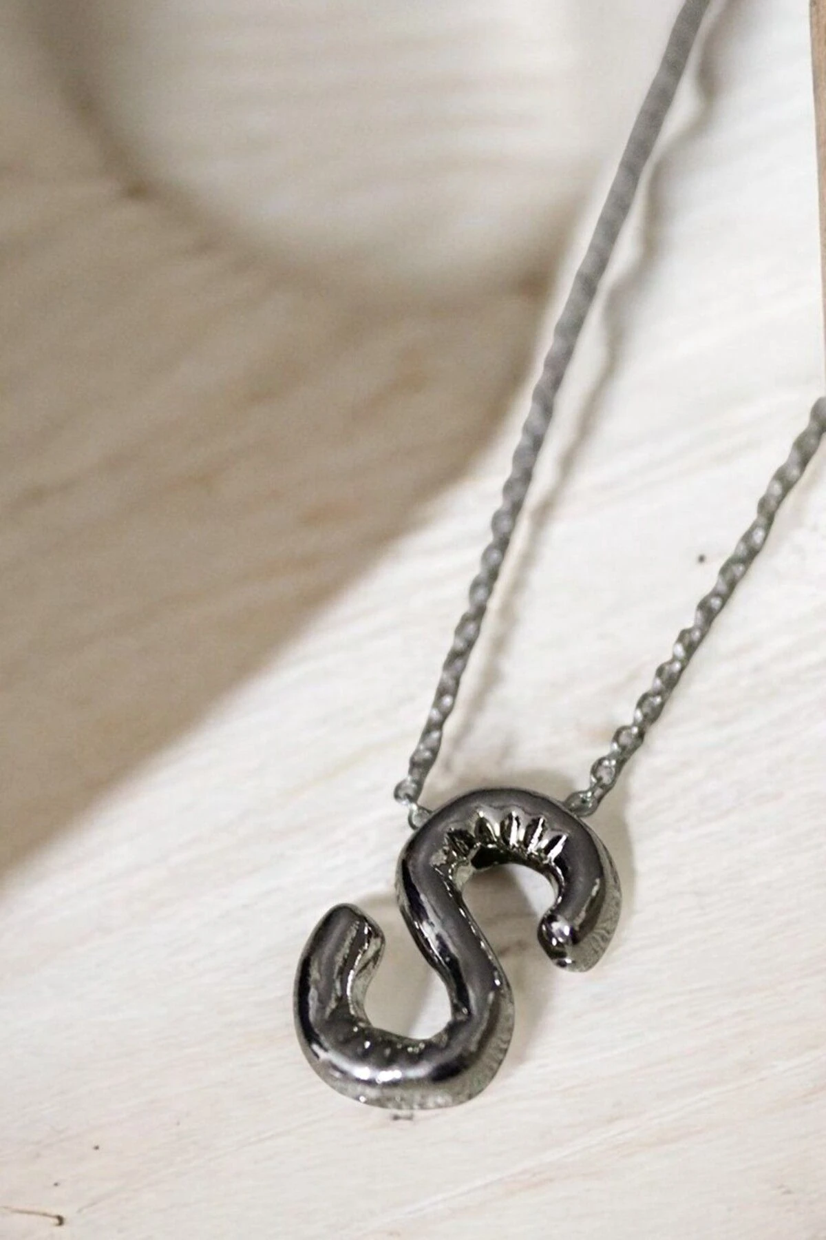 Harf Tasarımlı Sade Zincirli Harf Kolye Gümüş Renkli Harf Kolye