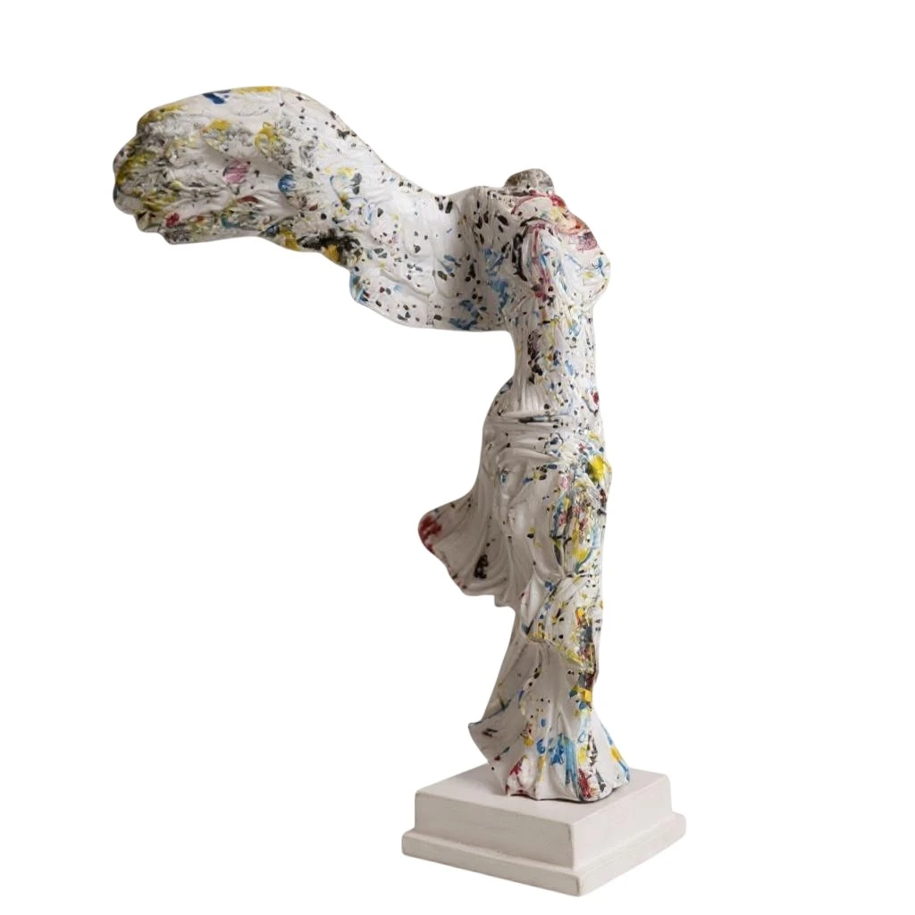 Zaferin Renkleri: Modern Pop-Art Dokunuşlu Kanatlı Nike Heykeli (37 cm)