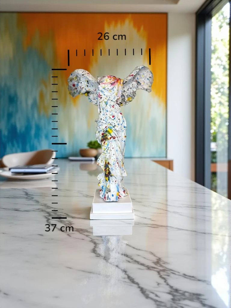 Zaferin Renkleri: Modern Pop-Art Dokunuşlu Kanatlı Nike Heykeli (37 cm)