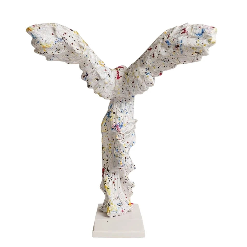 Zaferin Renkleri: Modern Pop-Art Dokunuşlu Kanatlı Nike Heykeli (37 cm)