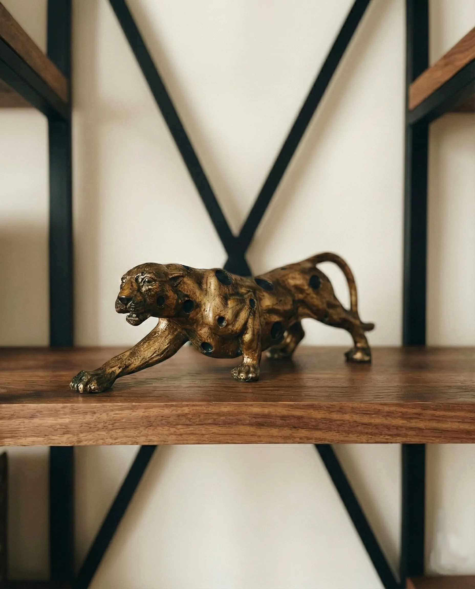 Vahşi Cazibe: Gold Jaguar Dekoratif Obje - Leopar Desenli (32 cm)