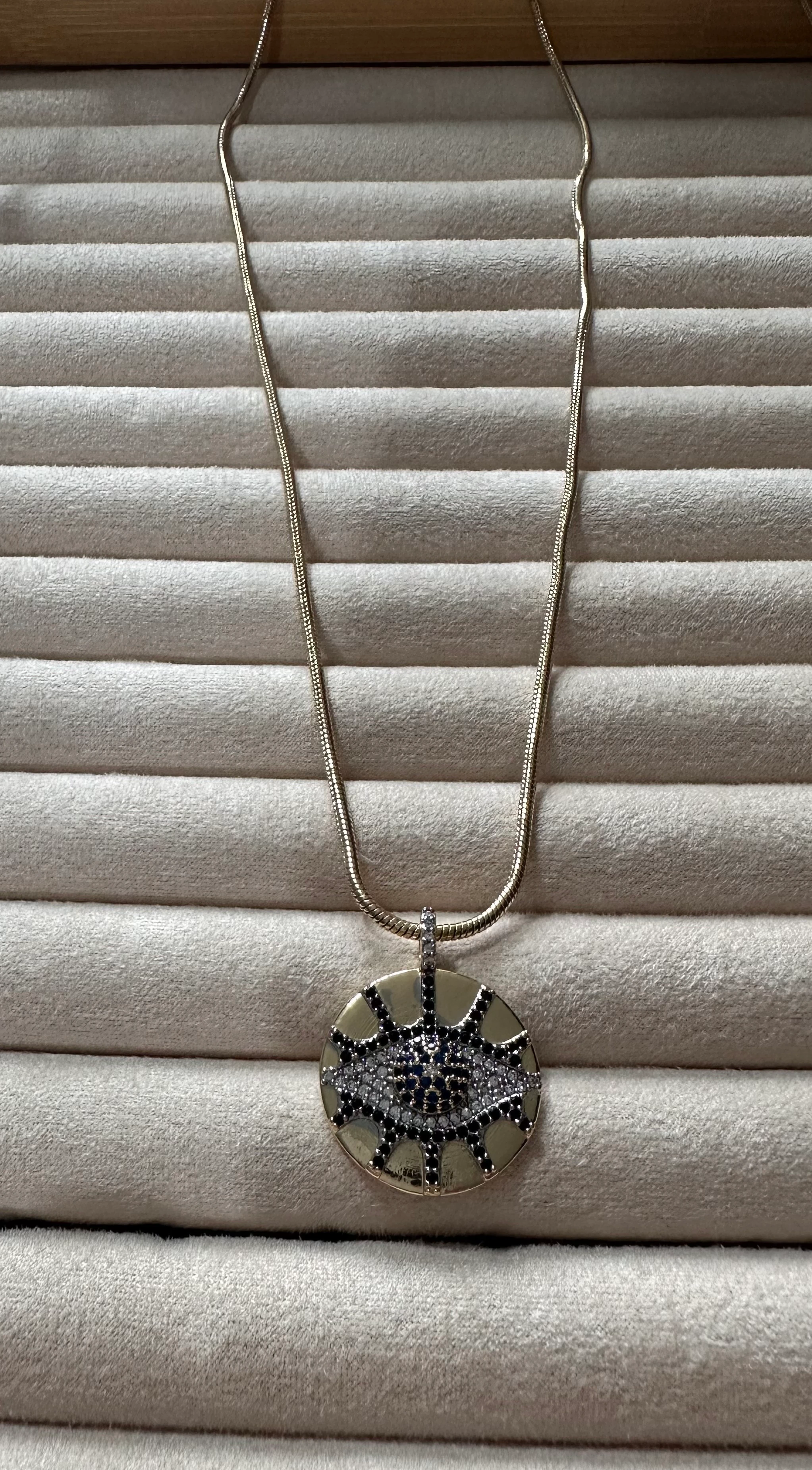 Yuvarlak madalyon göz kolye