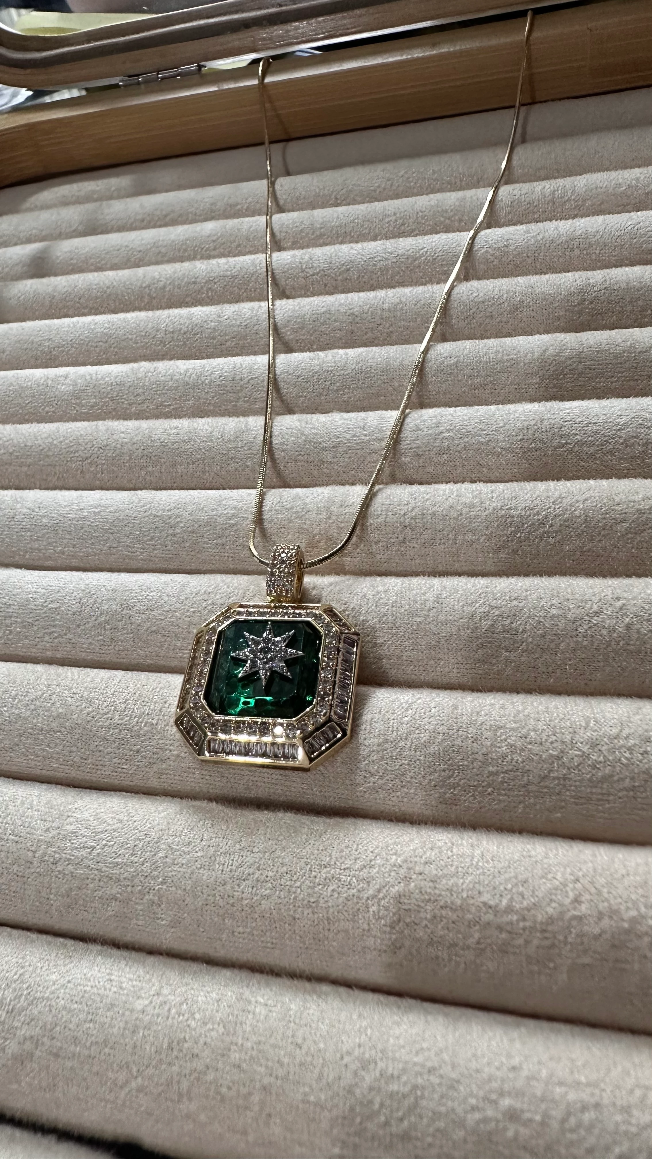 Yeşil zirkon taşlı kolye