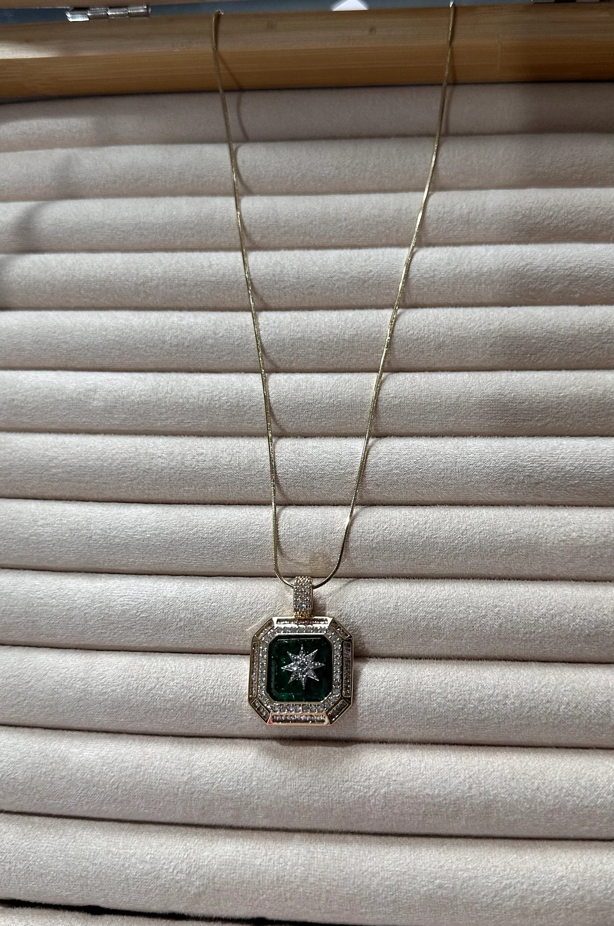 Yeşil zirkon taşlı kolye