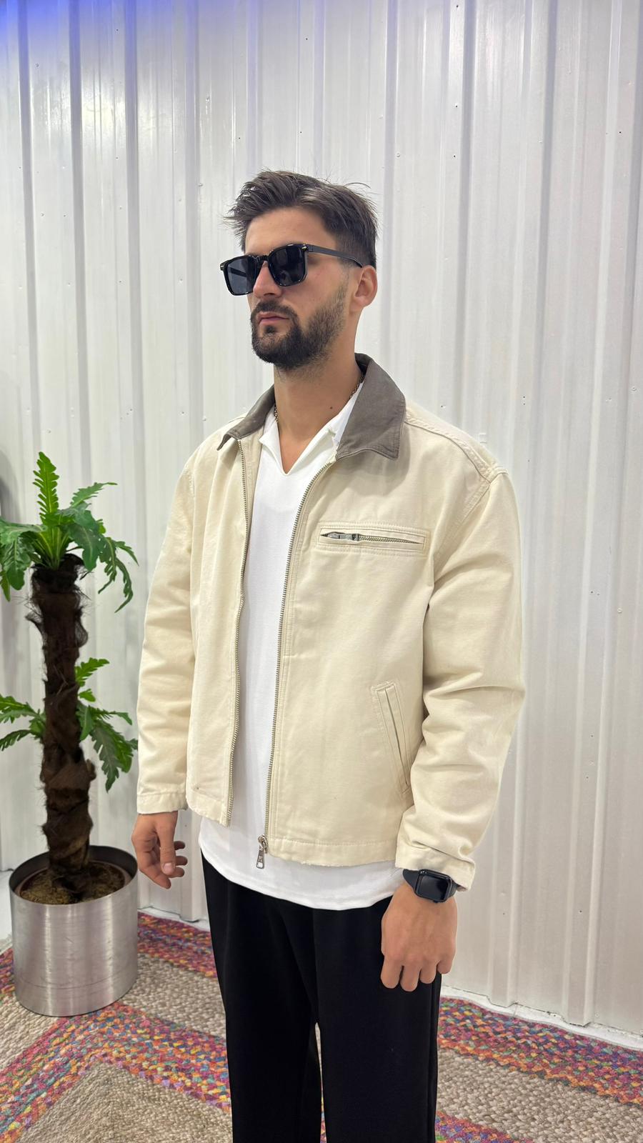 Erkek Bej Kısa Mont – Şık Yaka Detaylı Günlük Ceket Modeli