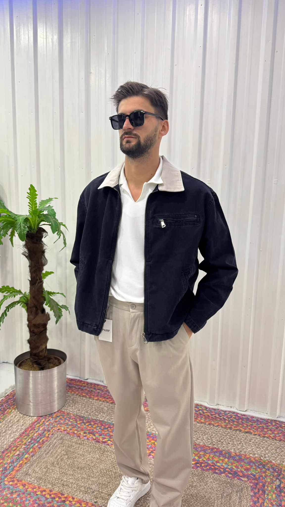 Erkek Siyah Kısa Ceket – Bej Yaka Detaylı Günlük Mont Modeli