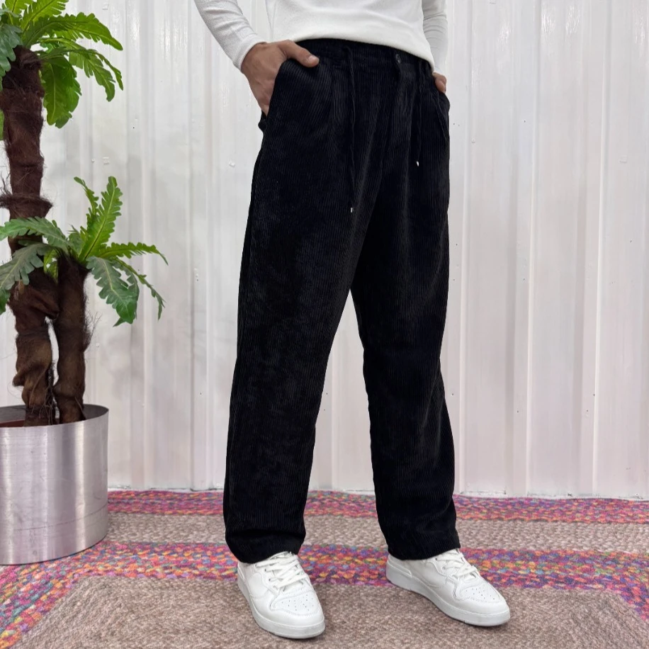 Asil ve Konforlu: Relax Fit Siyah Fitilli Kadife Pantolon