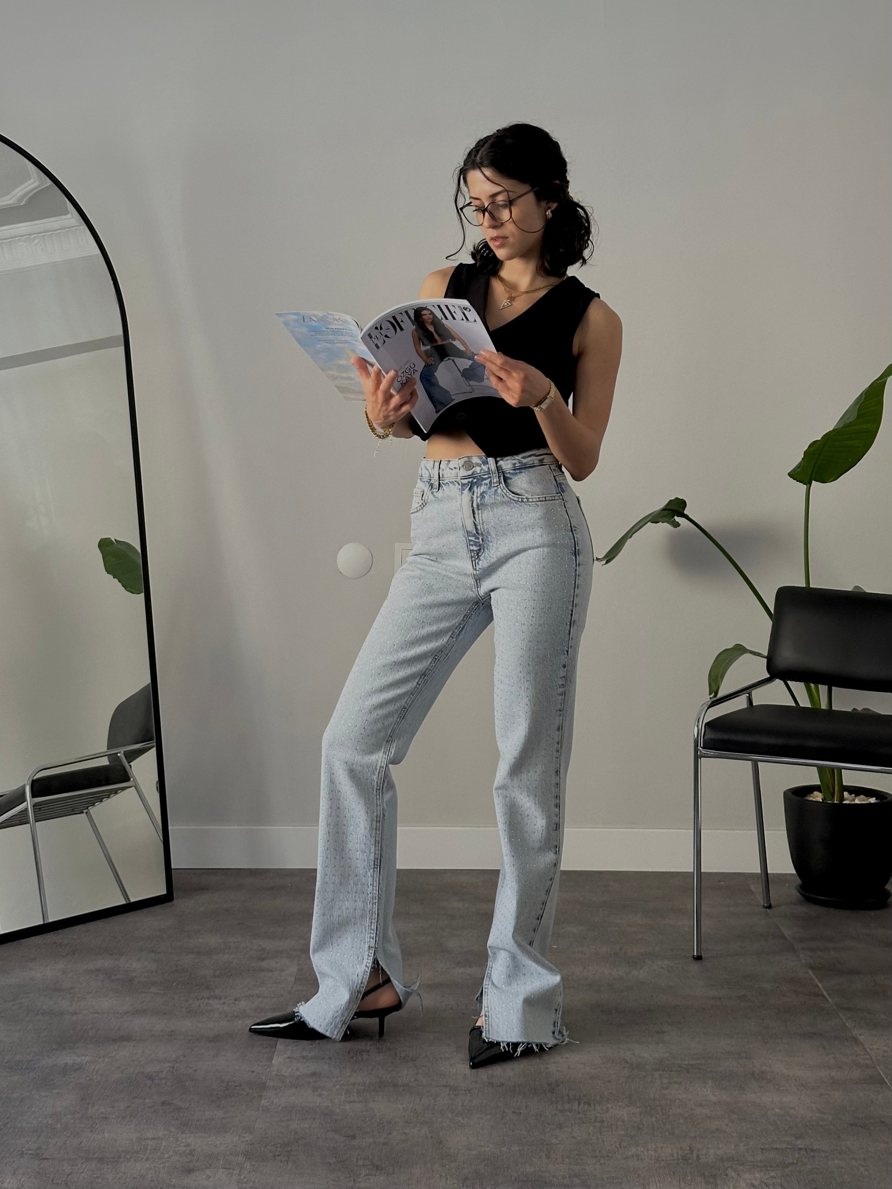 Yüksek Bel Parlak Taş Detaylı Yırtmaçlı Straight Fit Jean