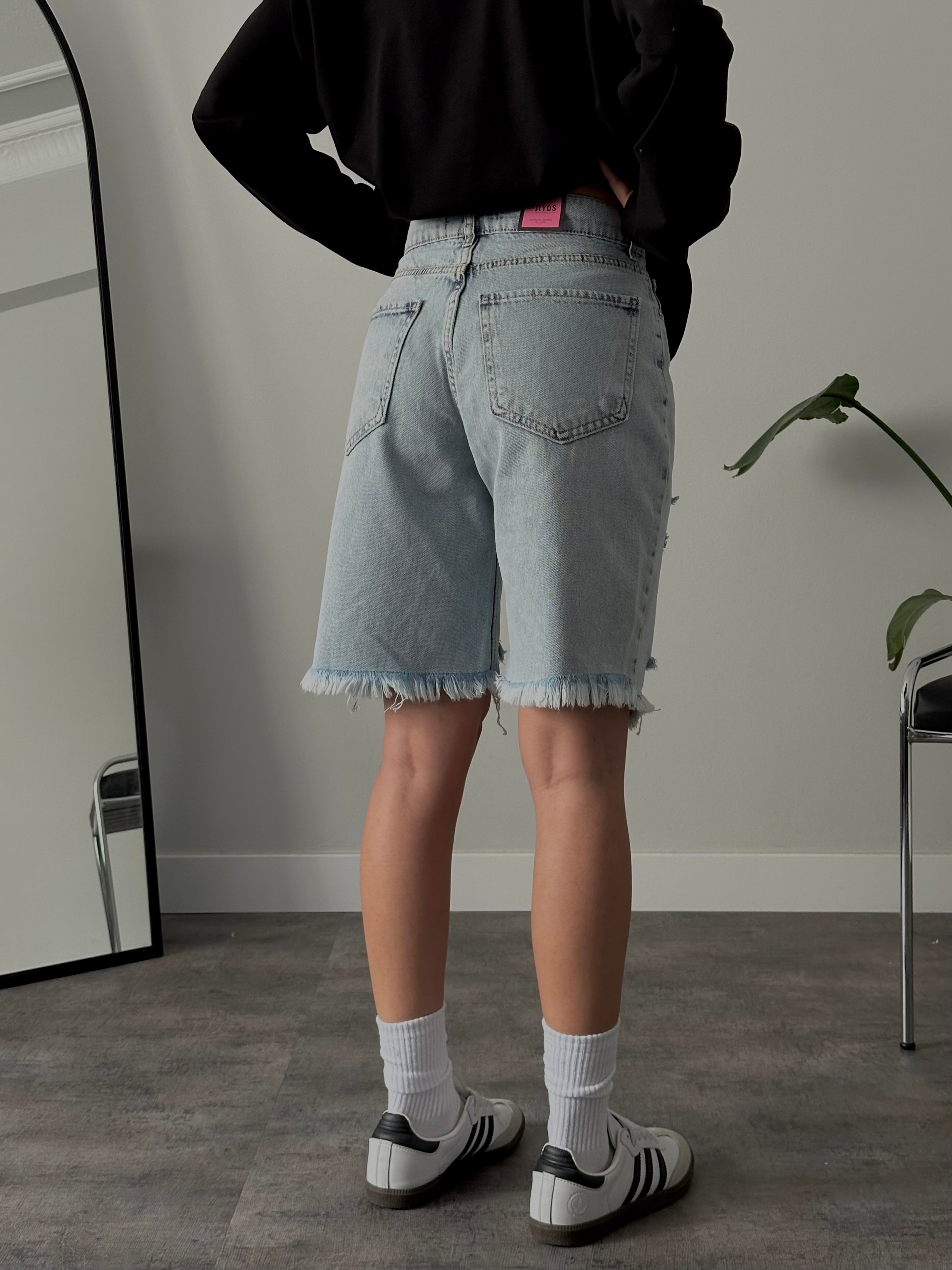 Yüksek Bel Yırtık Detaylı Straight Fit Denim Şort