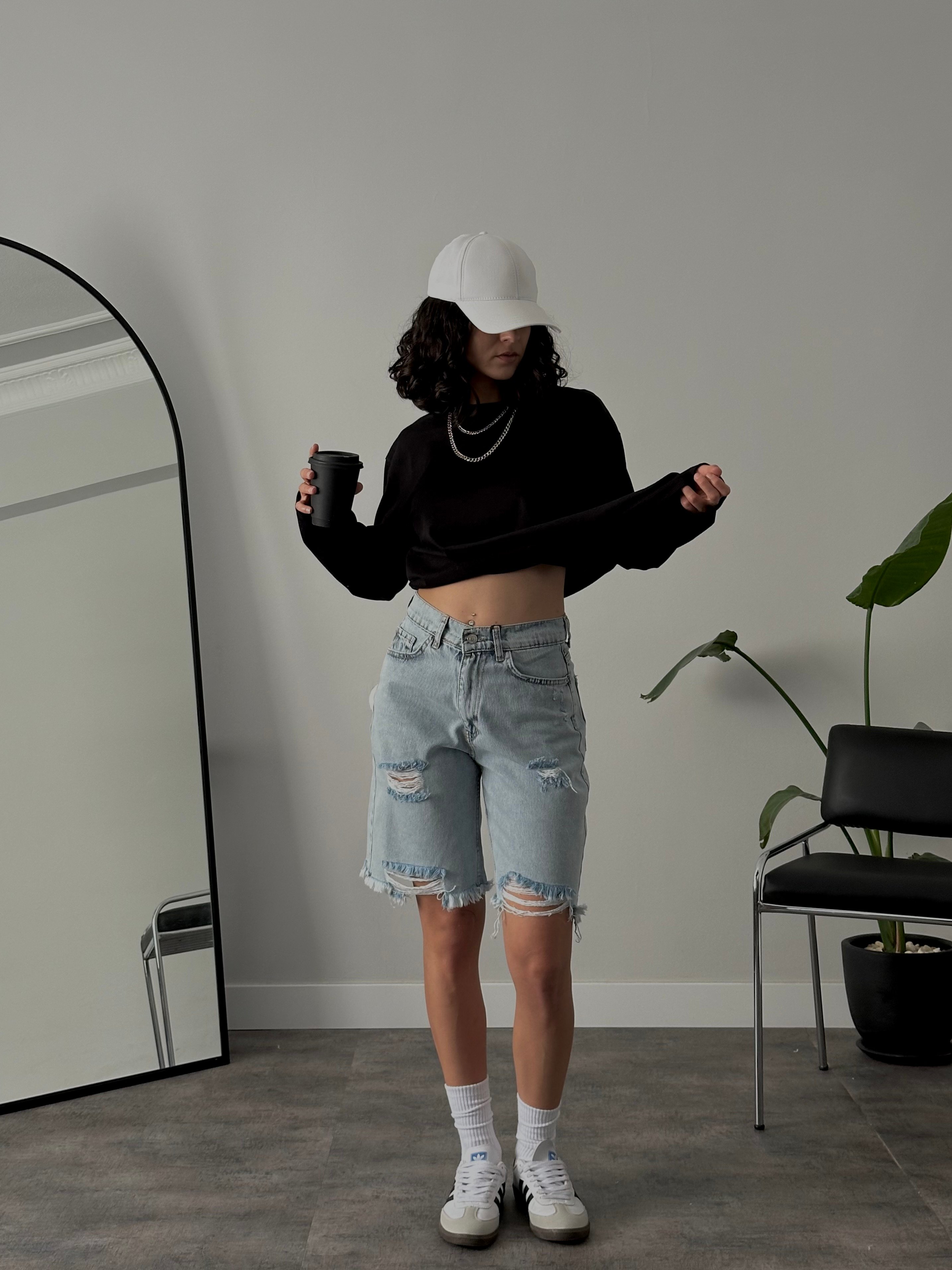 Yüksek Bel Yırtık Detaylı Straight Fit Denim Şort