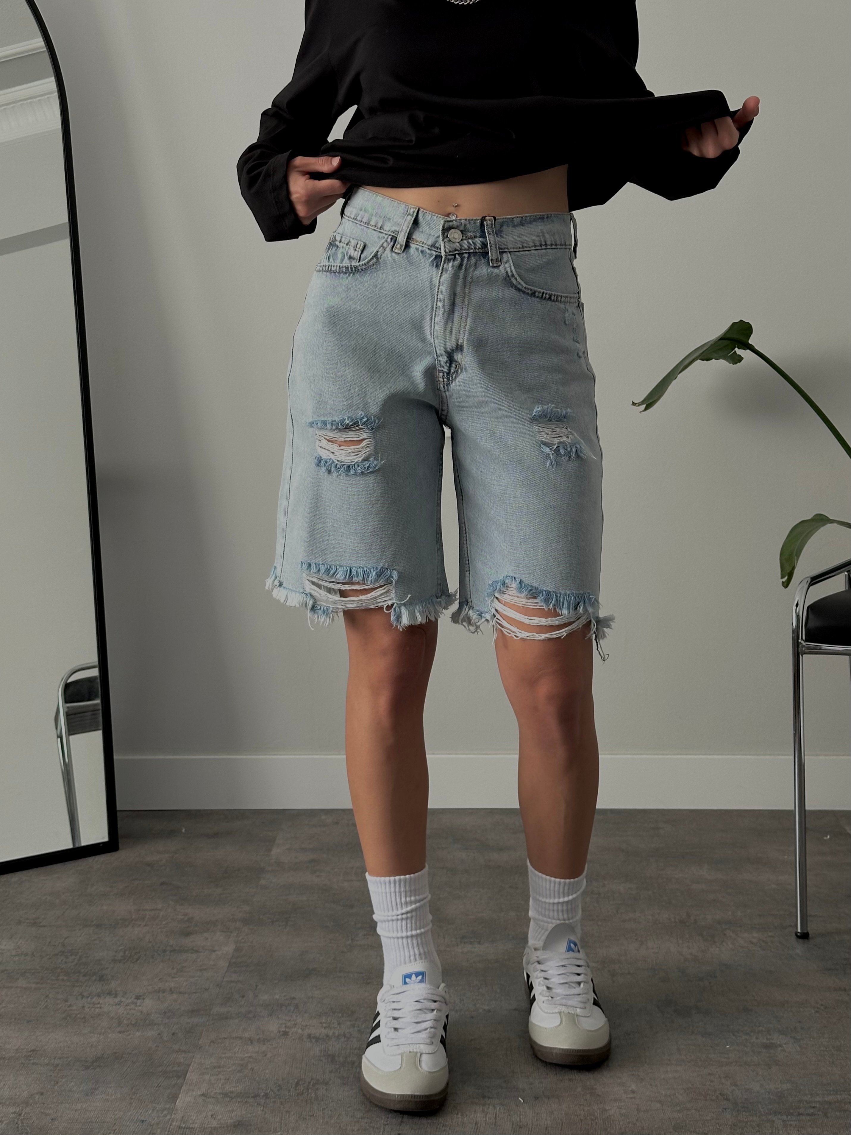 Yüksek Bel Yırtık Detaylı Straight Fit Denim Şort