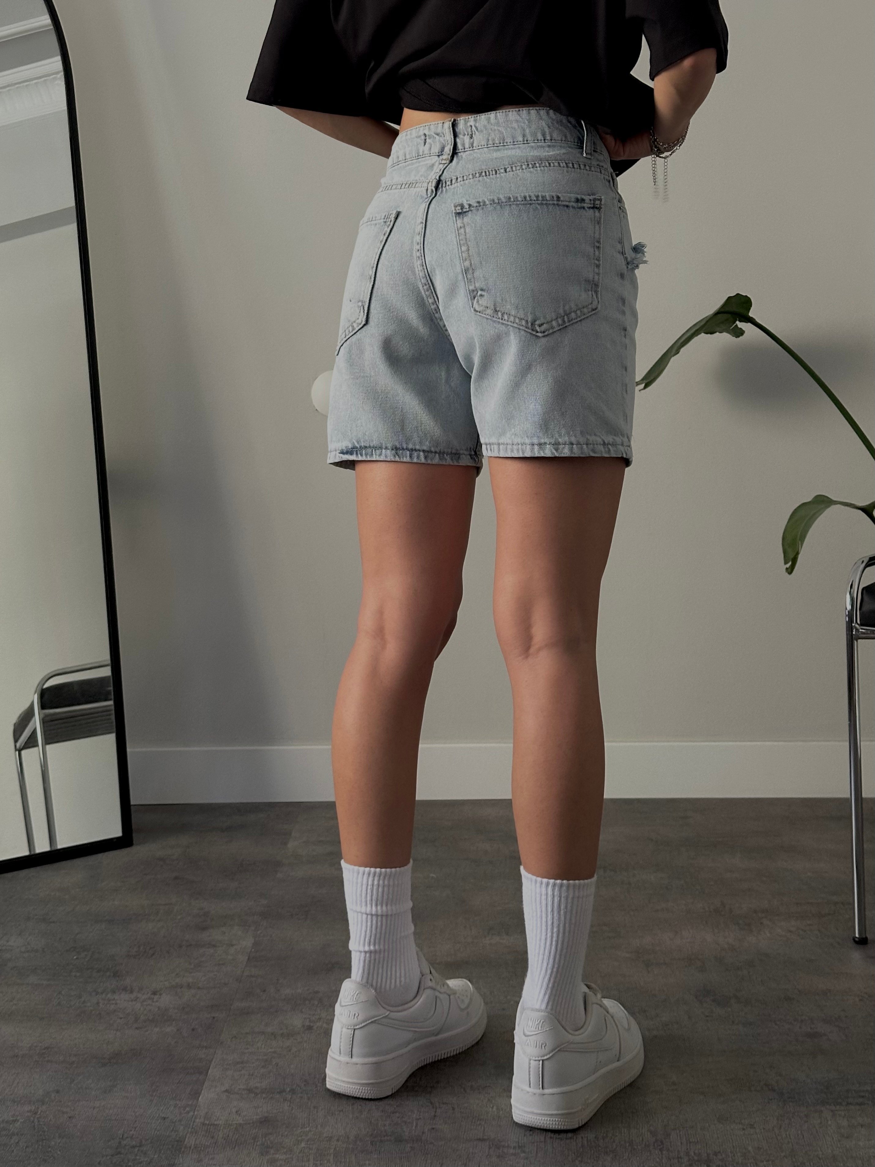 Yüksek Bel Yırtık Detaylı Mom Denim Şort