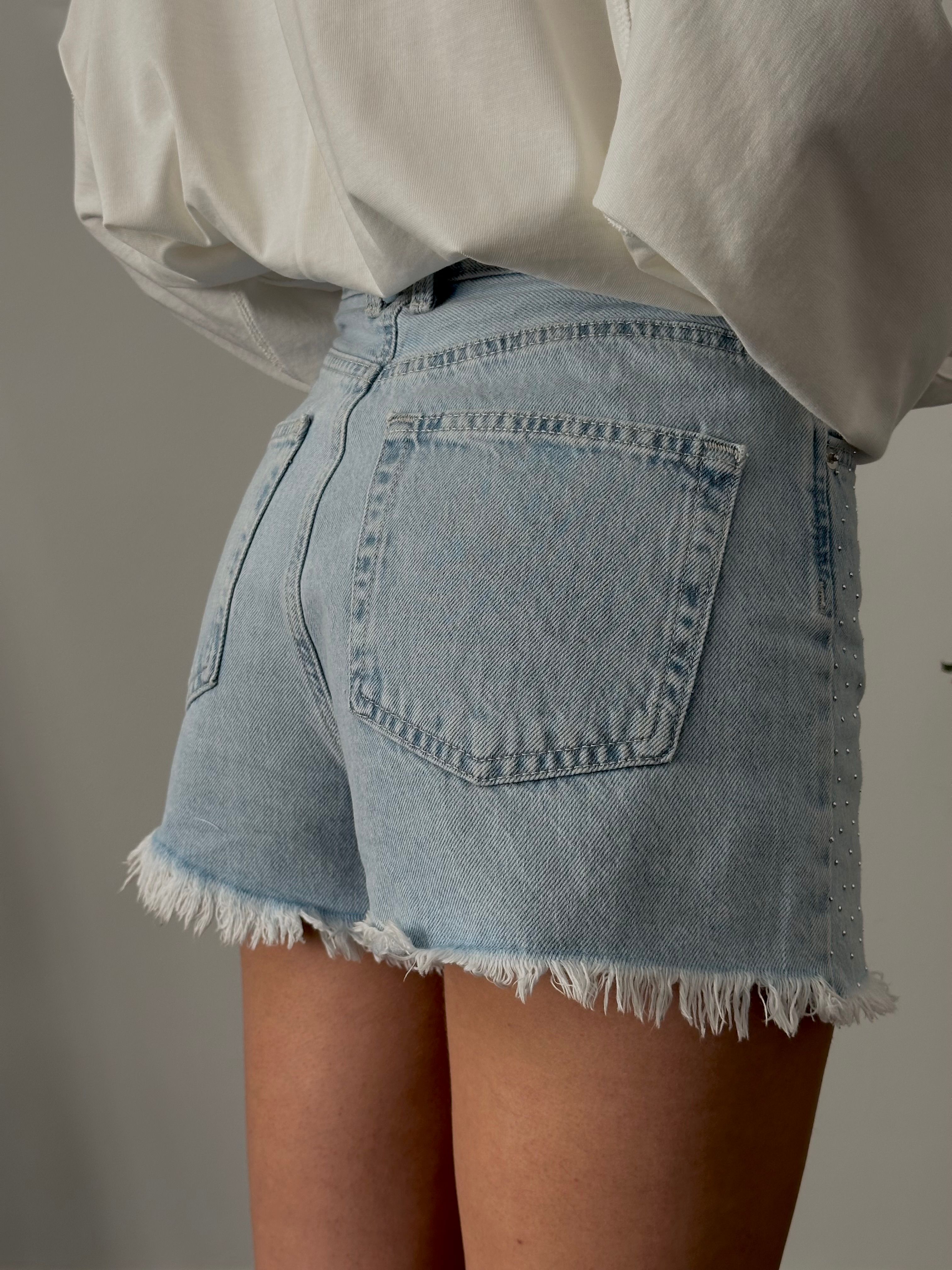 Yüksek Bel Taşlı Püsküllü Denim Şort