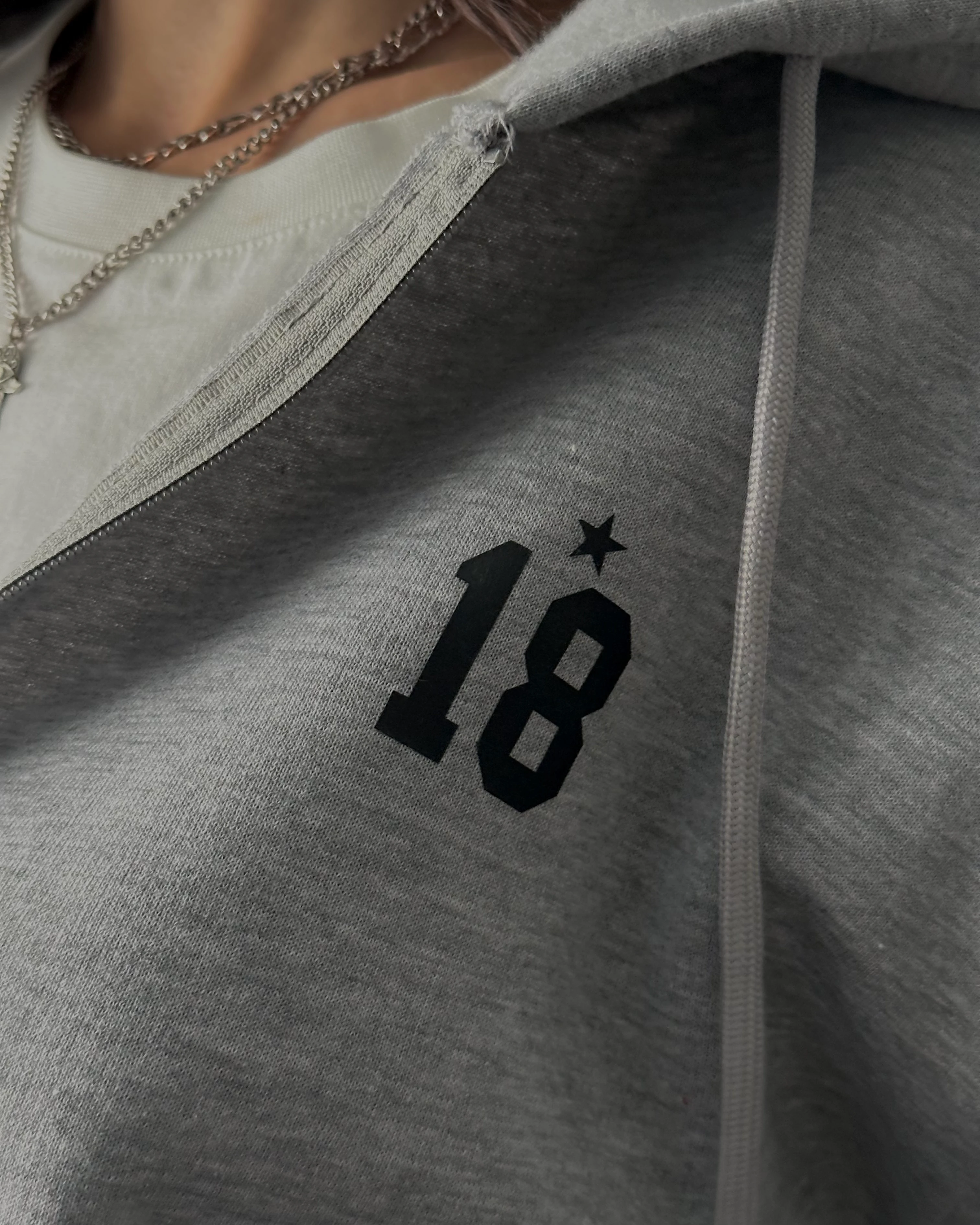 18 Baskılı Gri Oversize Kapüşonlu Fermuarlı Sweatshirt