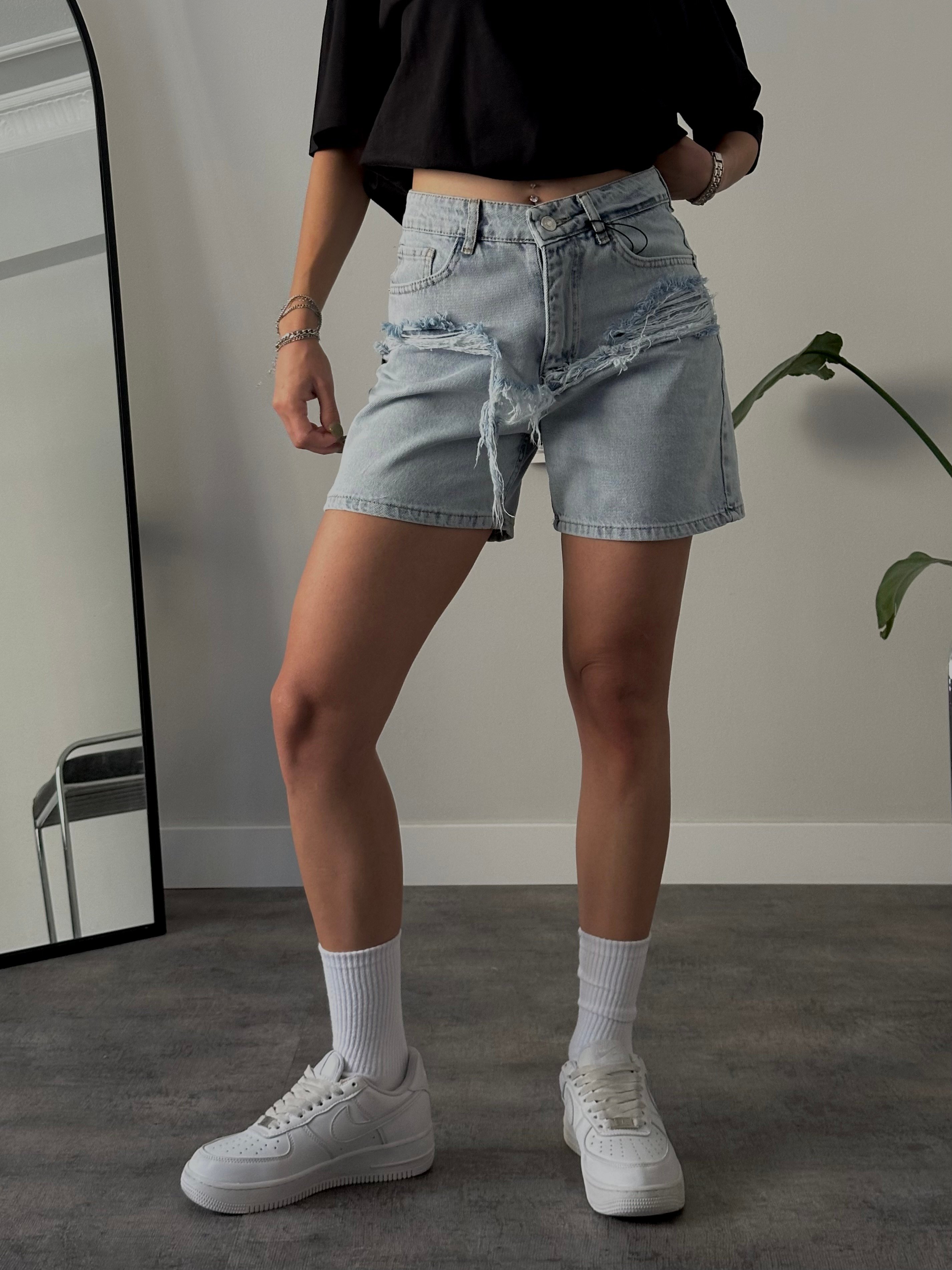 Yüksek Bel Yırtık Detaylı Mom Denim Şort