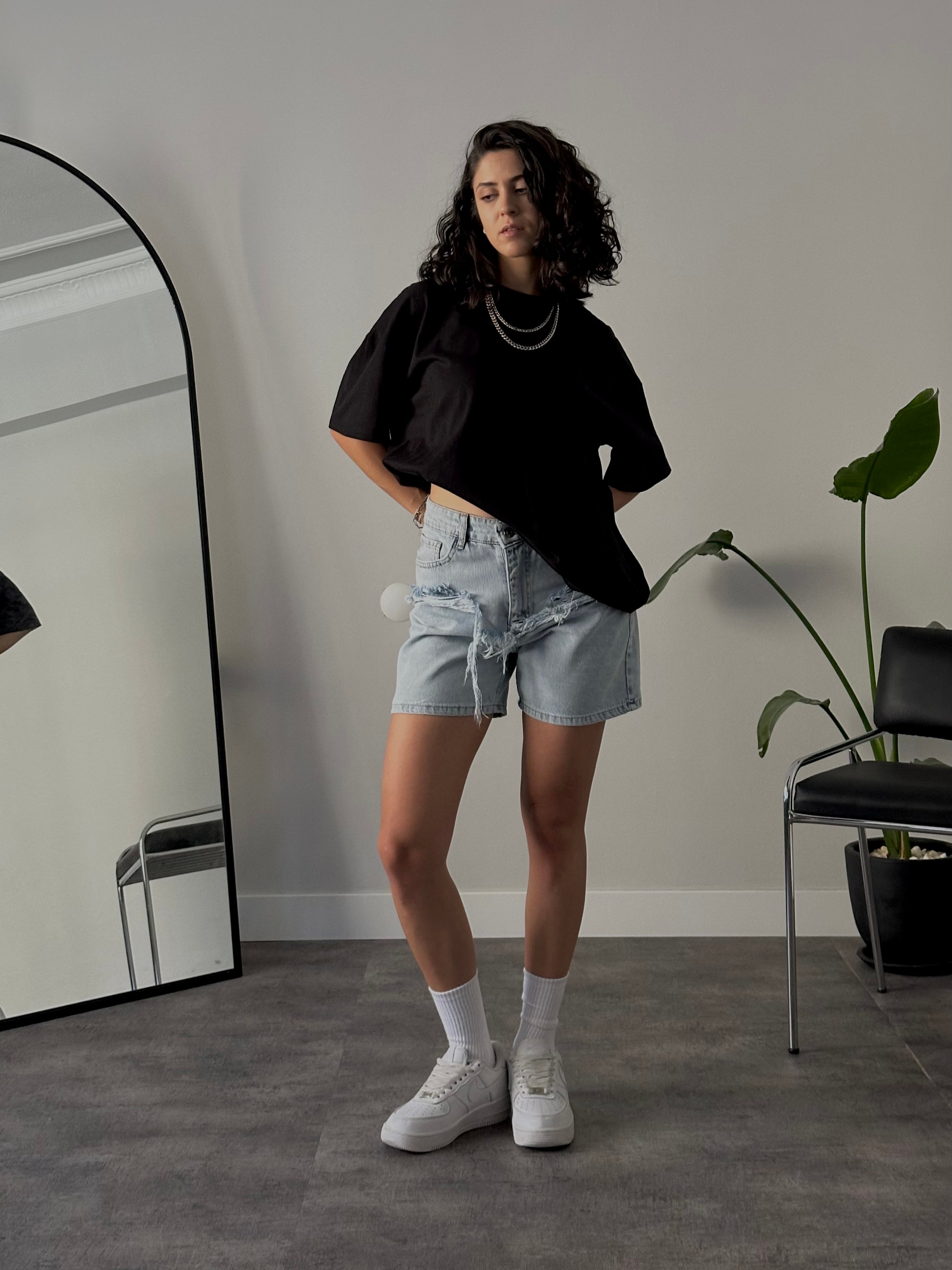 Yüksek Bel Yırtık Detaylı Mom Denim Şort