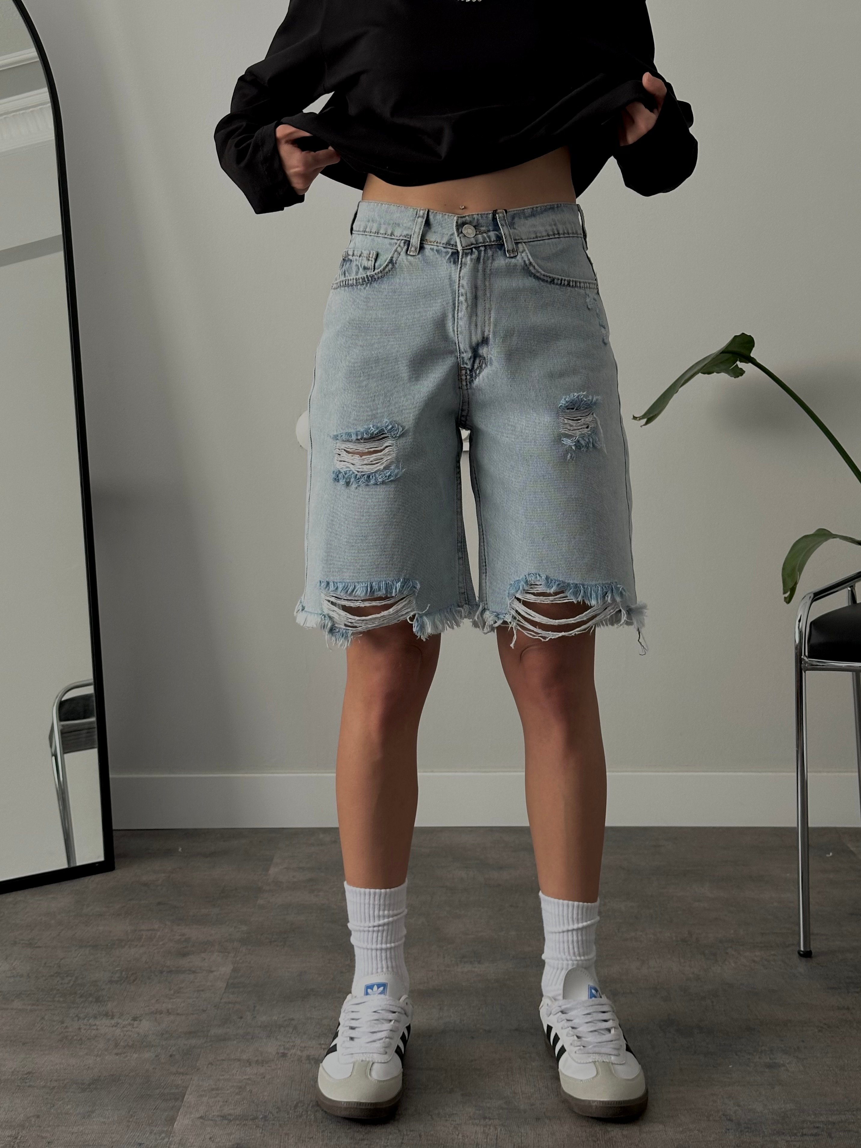 Yüksek Bel Yırtık Detaylı Straight Fit Denim Şort