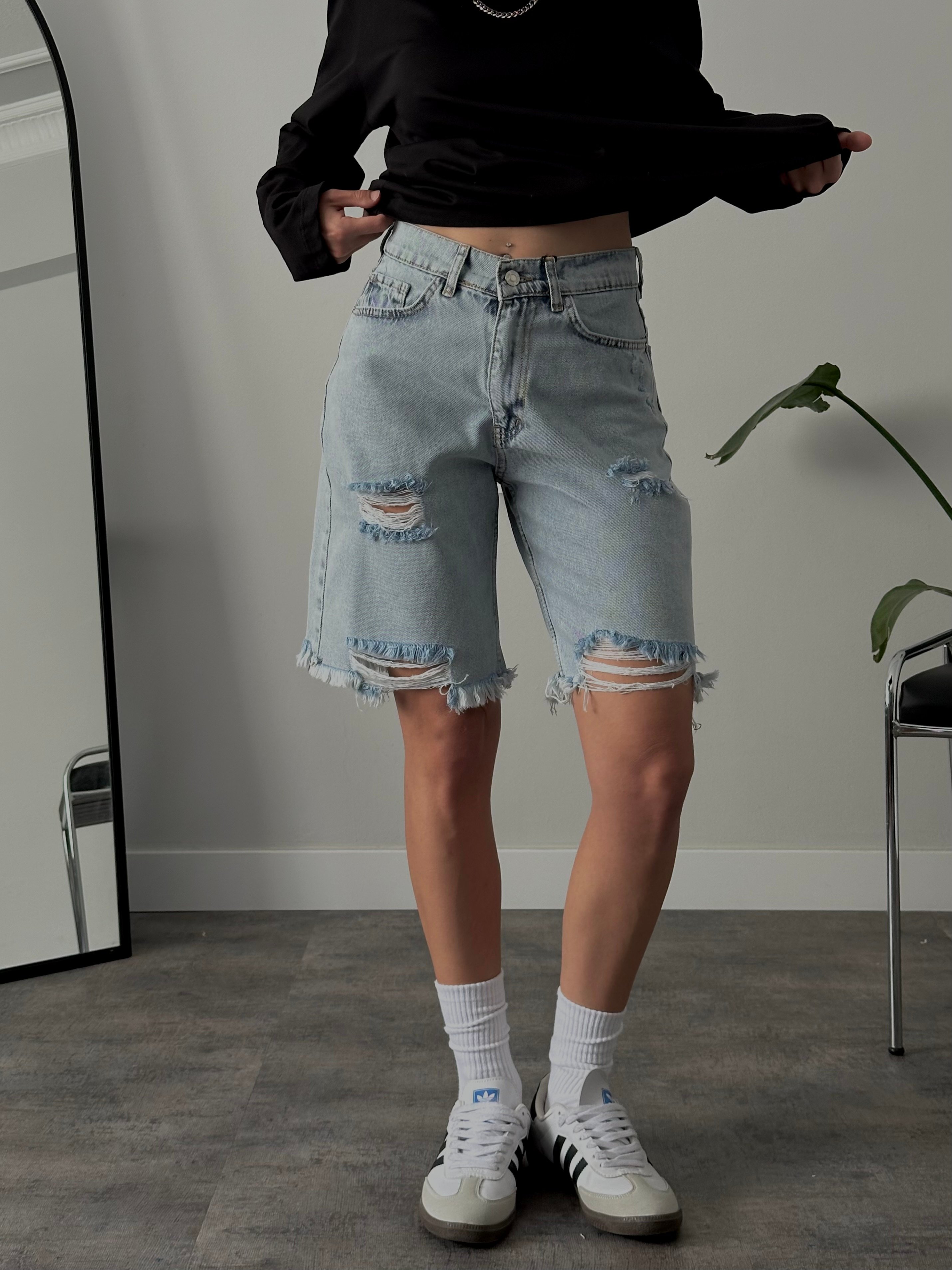 Yüksek Bel Yırtık Detaylı Straight Fit Denim Şort