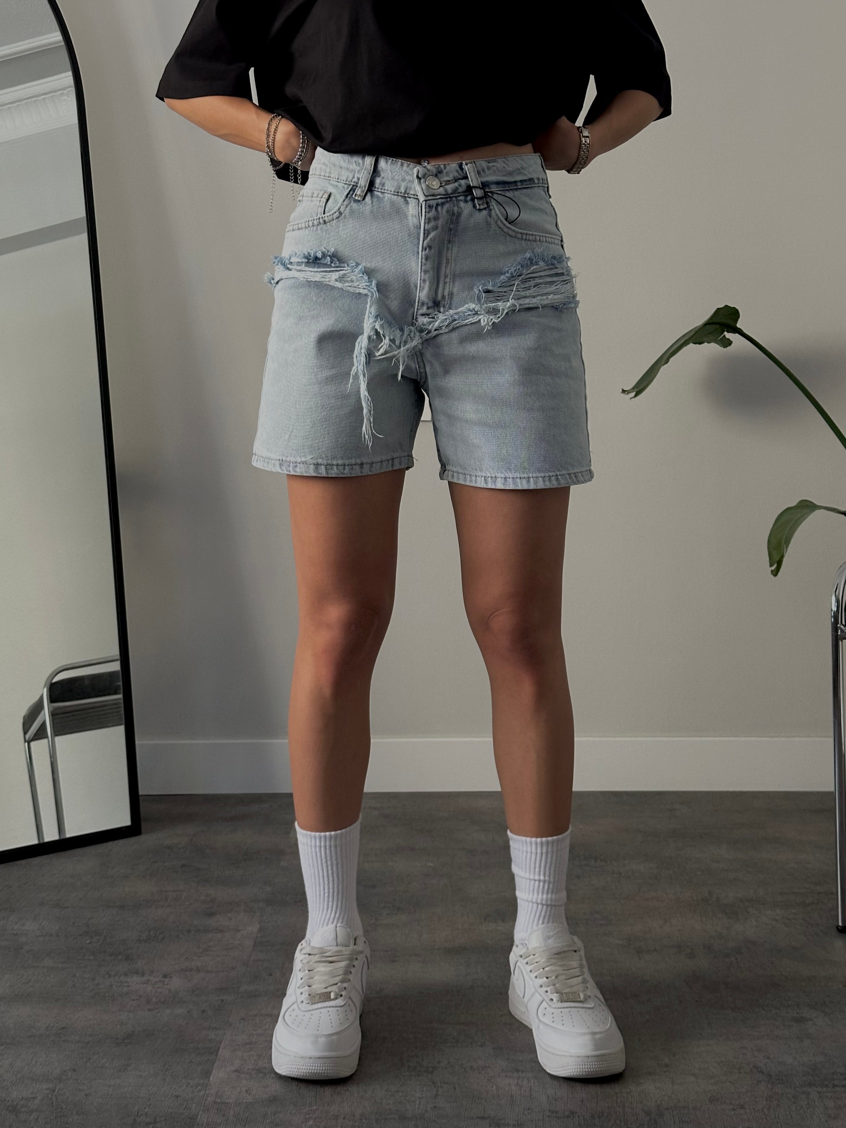 Yüksek Bel Yırtık Detaylı Mom Denim Şort