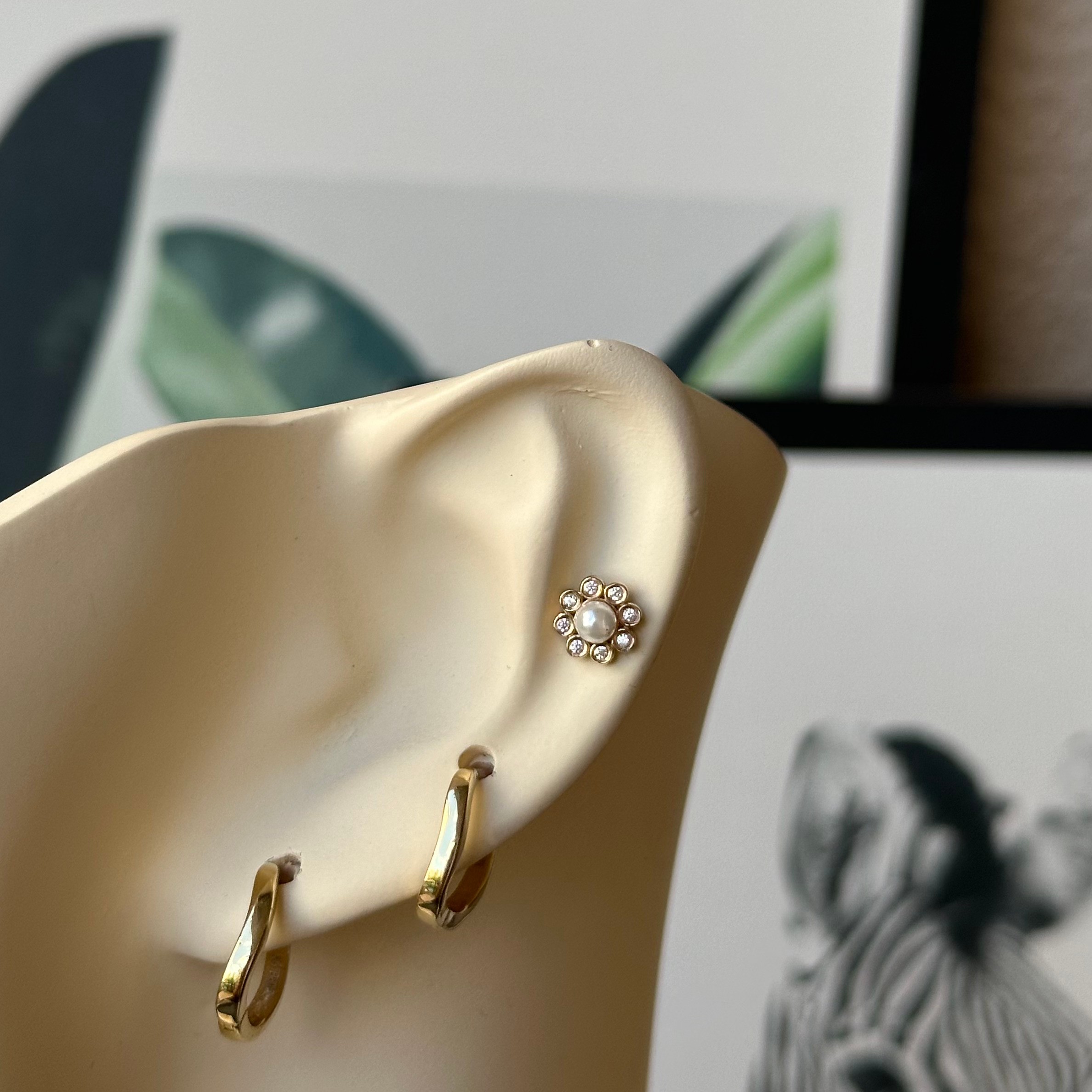 14K Gold Flower With Stone Pearl Piercing
