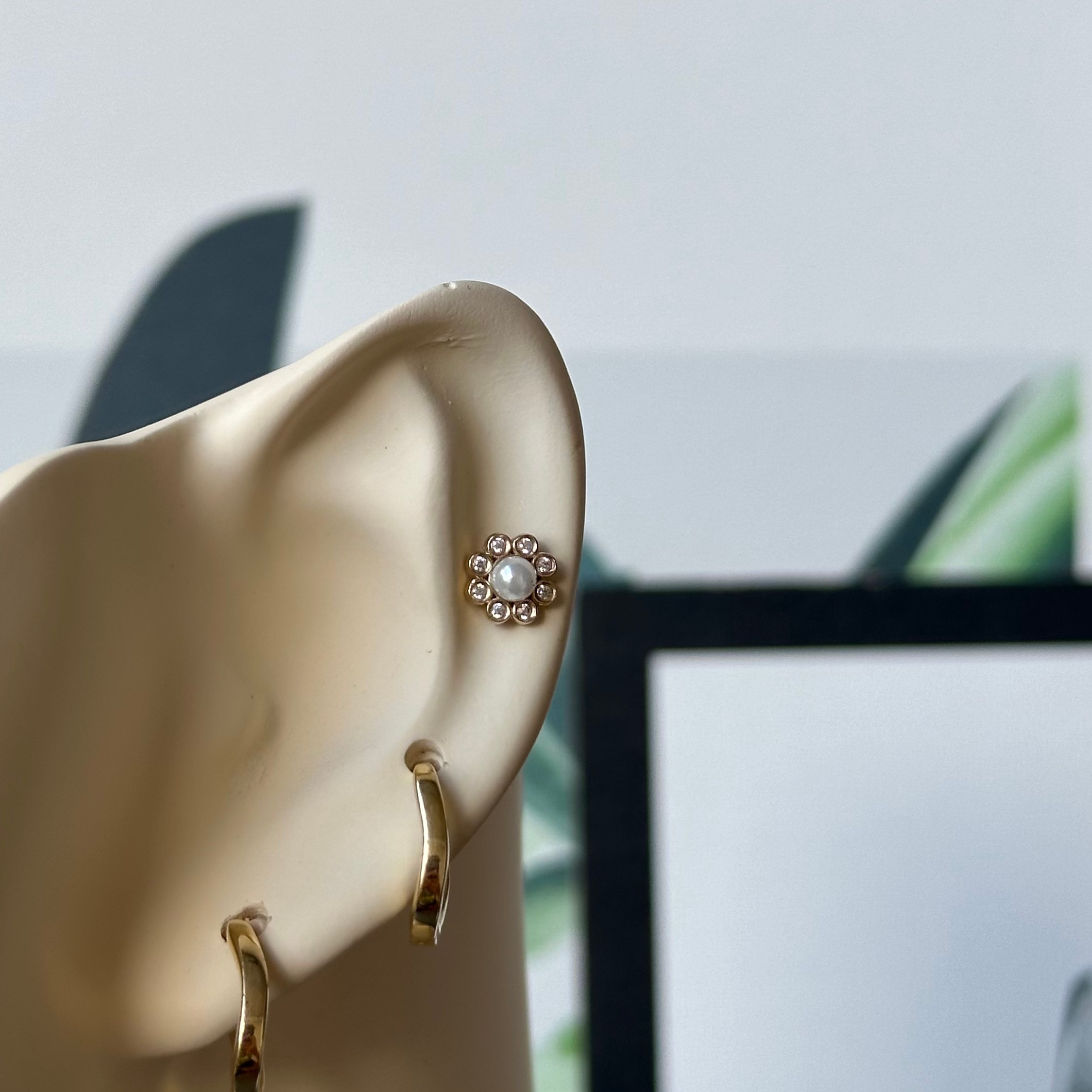 14K Gold Flower With Stone Pearl Piercing