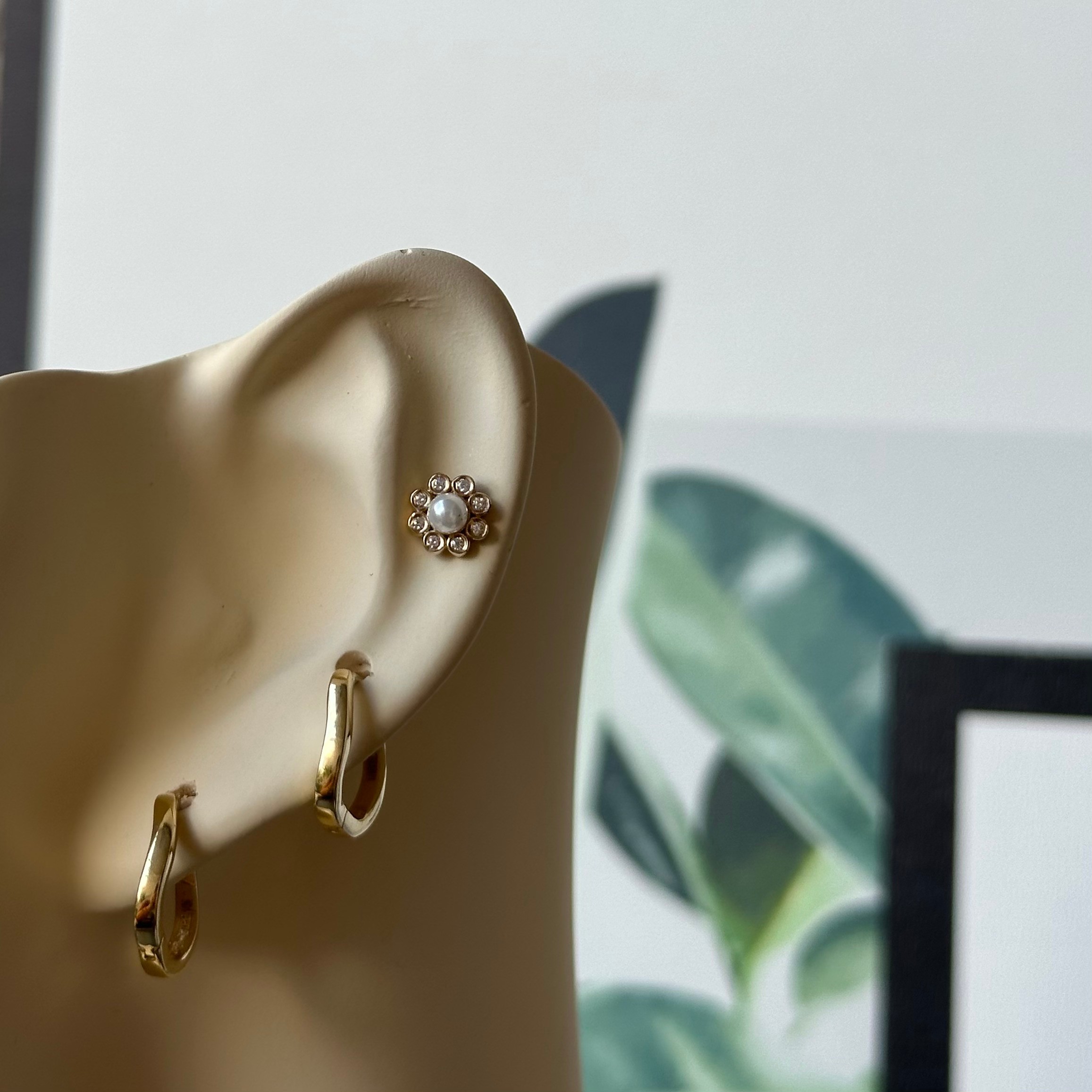 14K Gold Flower With Stone Pearl Piercing