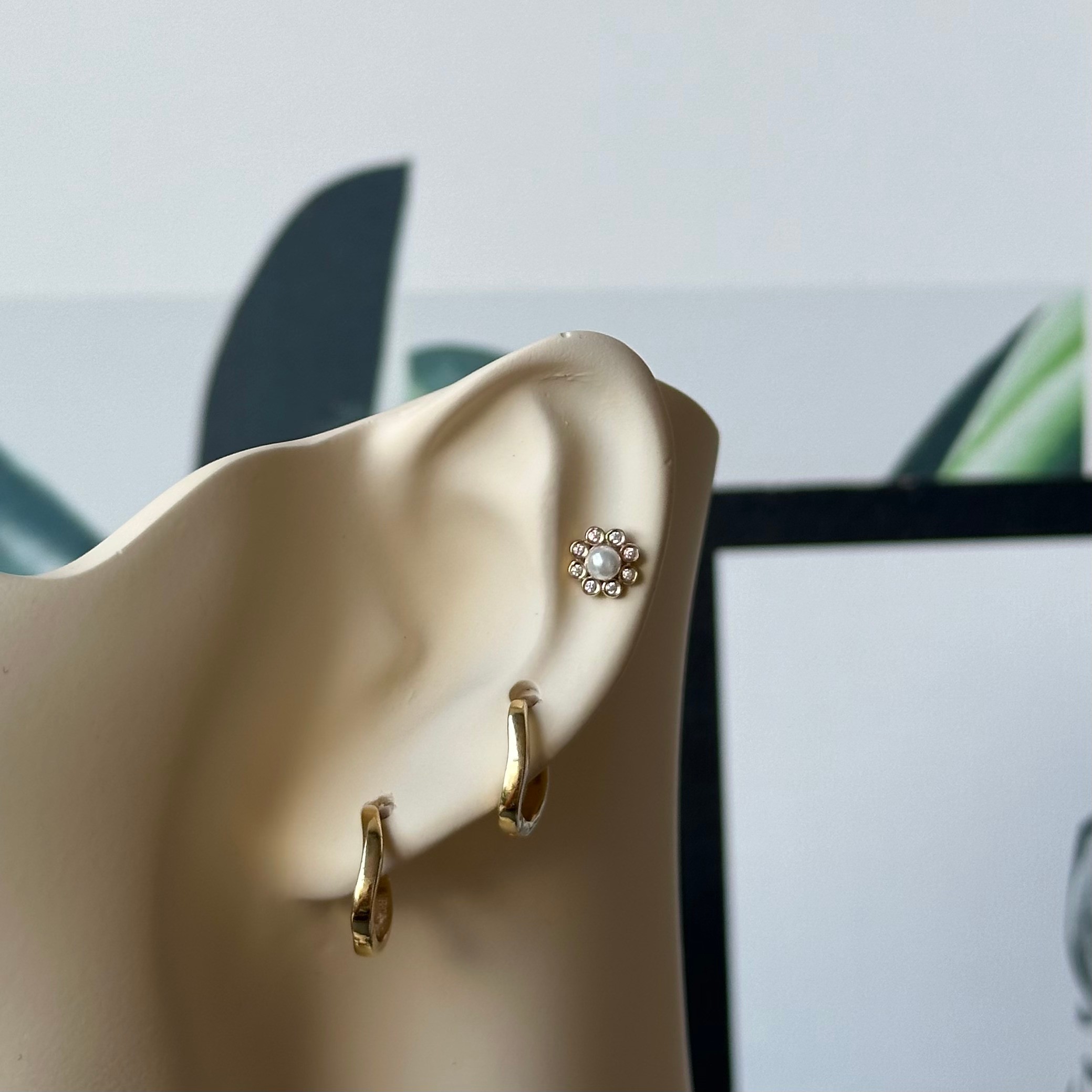 14K Gold Flower With Stone Pearl Piercing