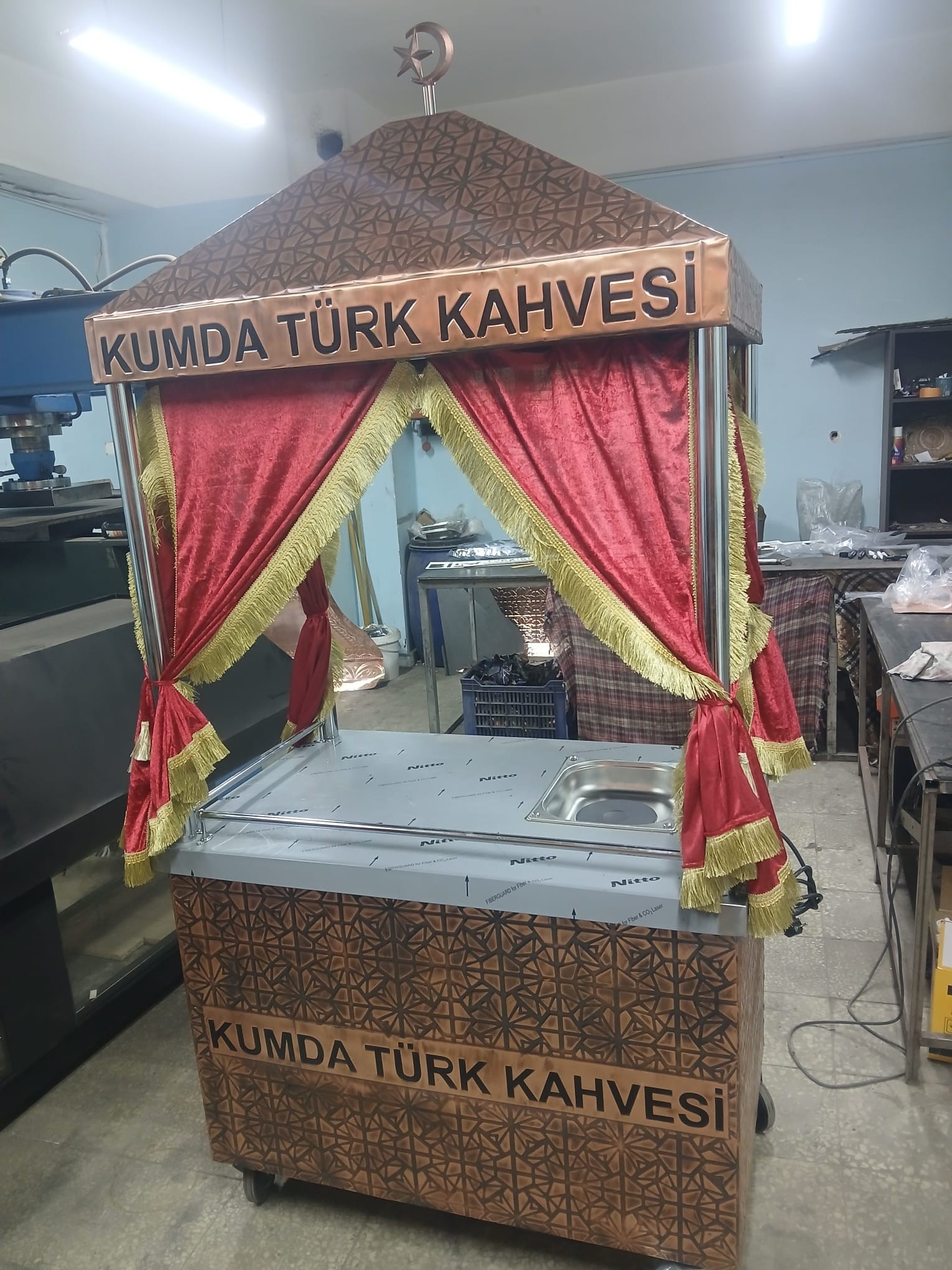 GÜÇLÜ MUTFAK KAHVECİ GÜZELİ KUMDA TÜRK KAHVESİ