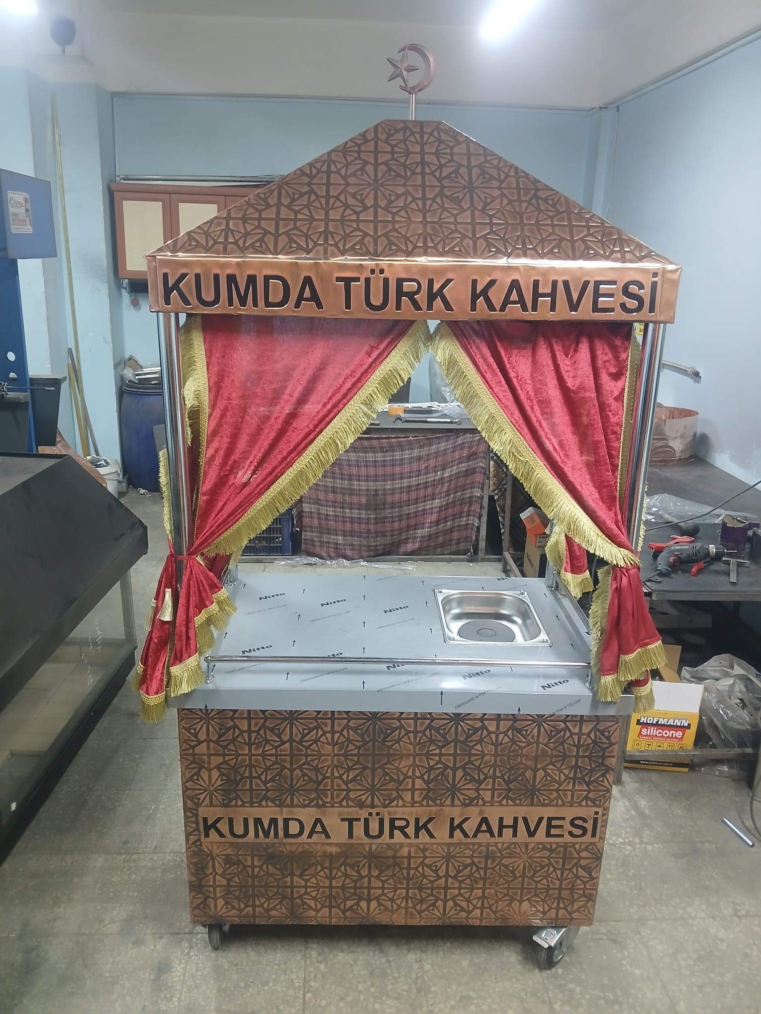 GÜÇLÜ MUTFAK KAHVECİ GÜZELİ KUMDA TÜRK KAHVESİ
