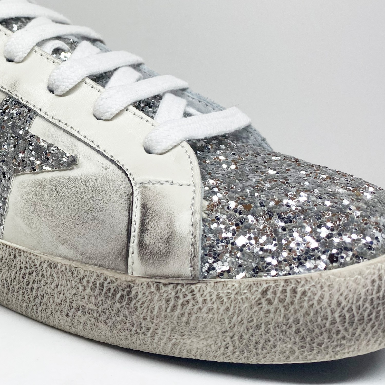 Beyaz Deri Gri Pul Yıldız Detaylı Kadın Sneaker