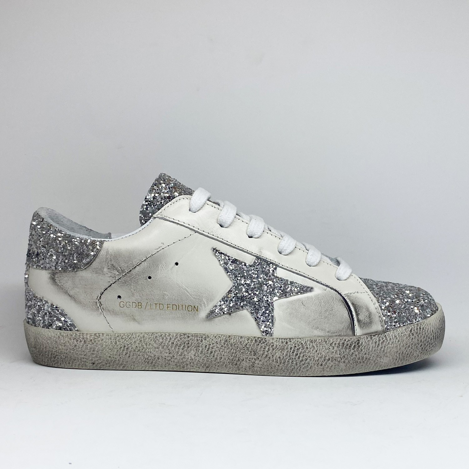 Beyaz Deri Gri Pul Yıldız Detaylı Kadın Sneaker